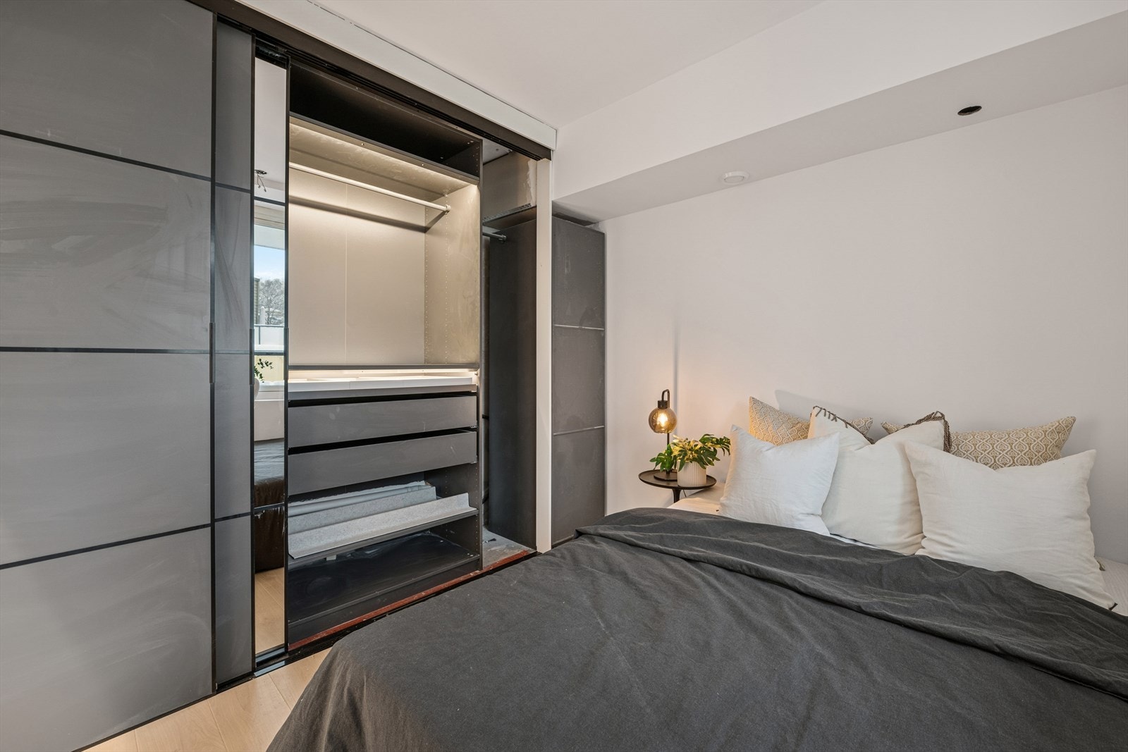 Soverommet har også god garderobeplass. Galleribilde