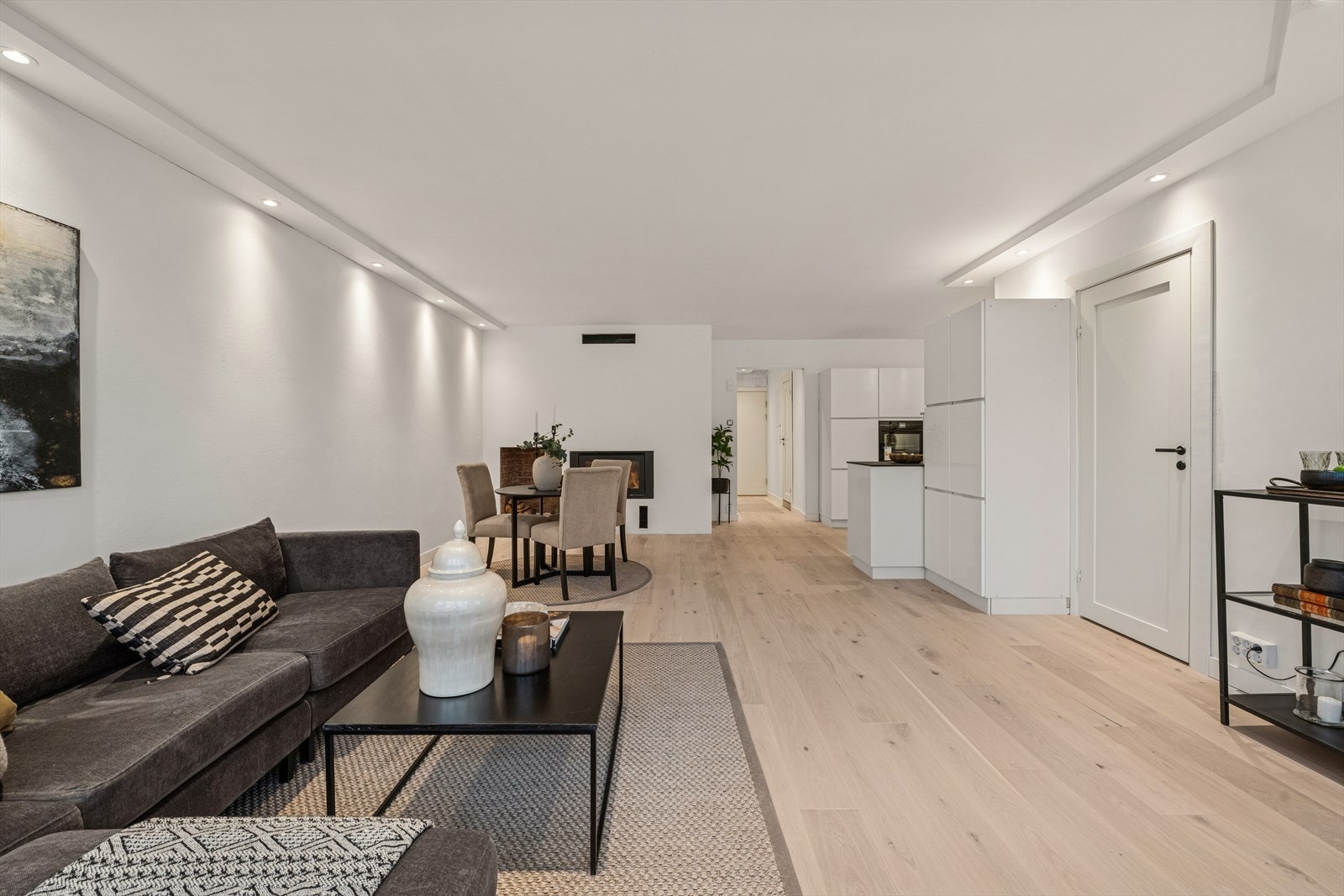 Stuen og kjøkkenet ligger i delvis åpen løsning med god plass til spisebord mellom sonene. Galleribilde