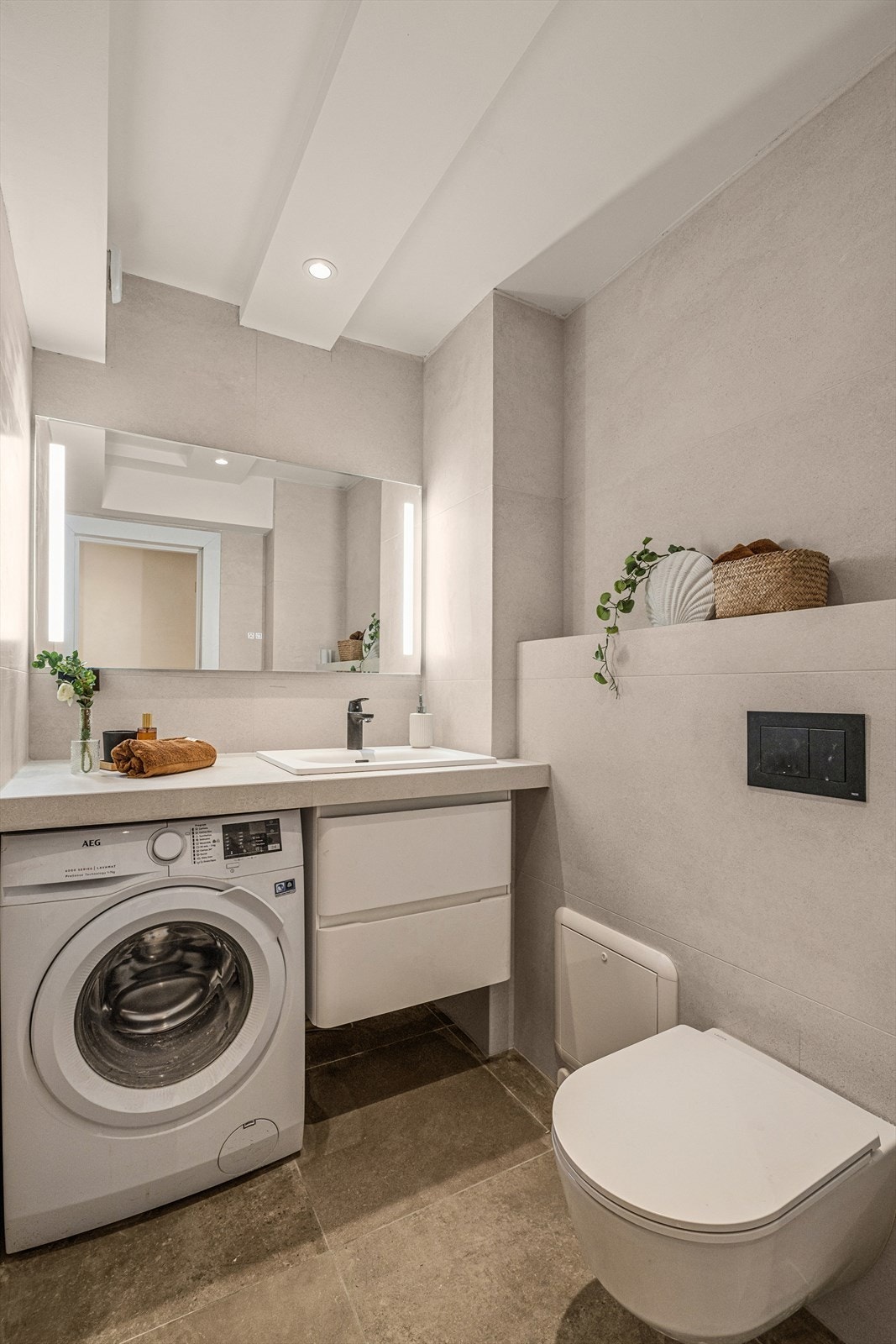 Badet er av nyere dato med dokumentert utførelse. Rommet har flislagte overflater på vegger og gulv, samt et malt tak. Galleribilde