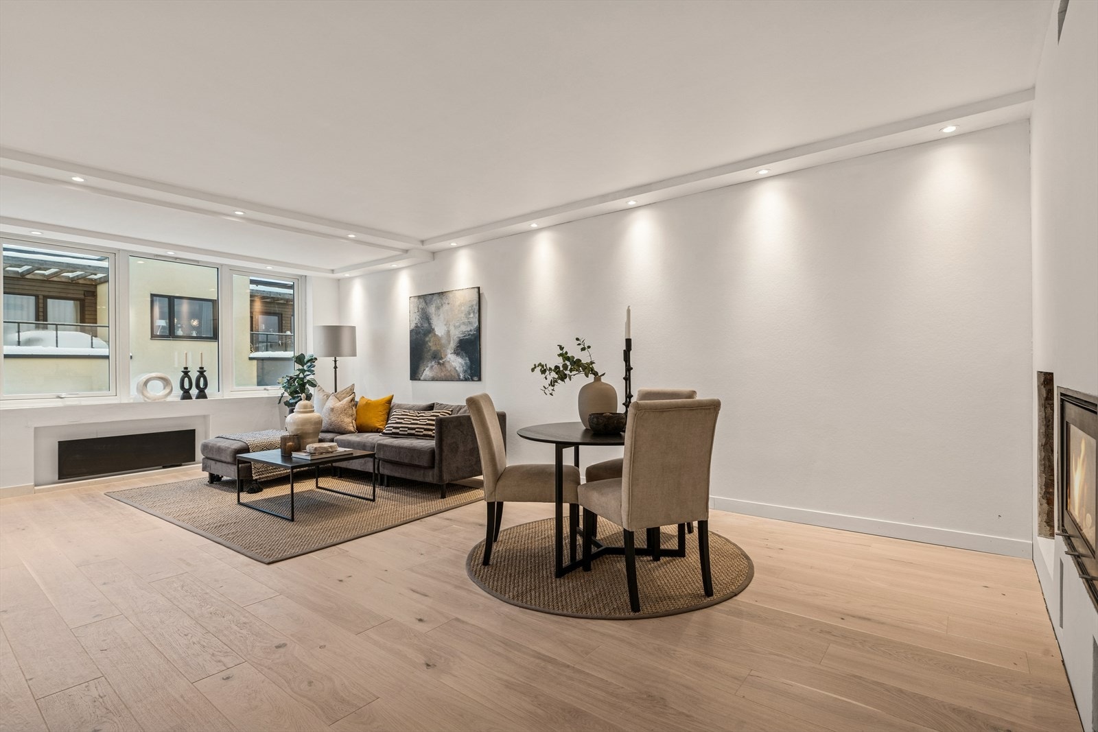 Det er også god plass til en romslig spisegruppe. Galleribilde