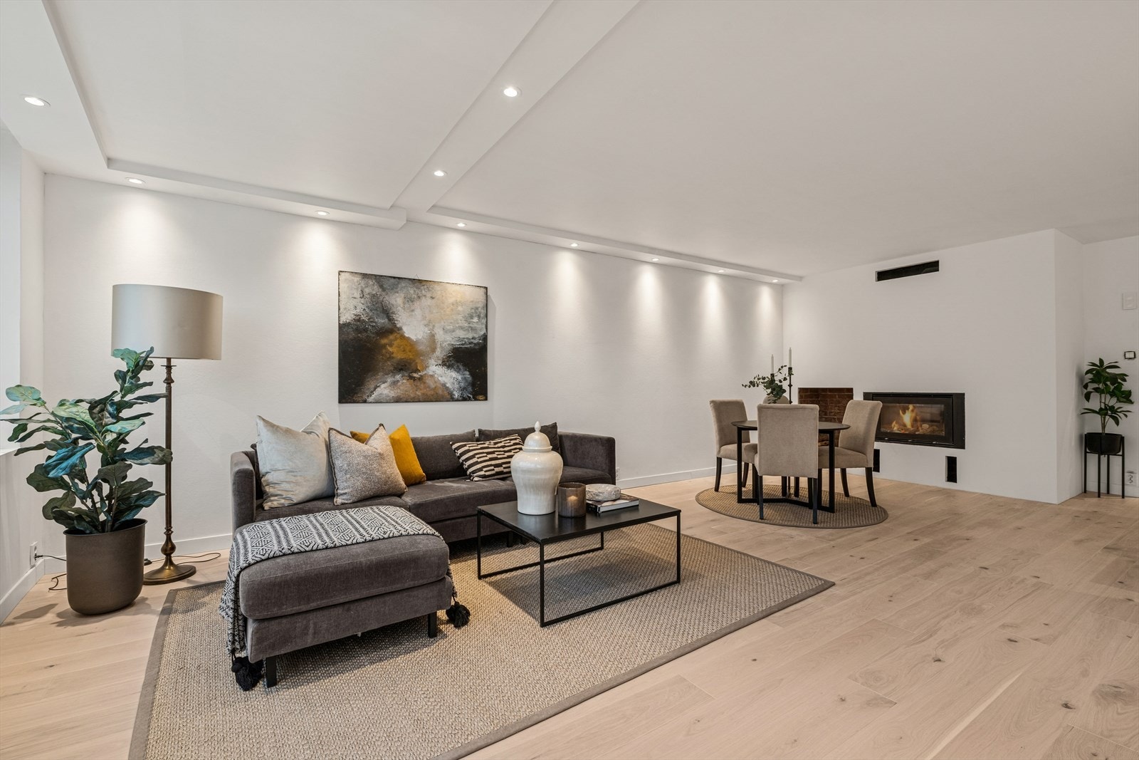 Boligen har en lys og romslig stue med god plass til møblering i flere soner. Galleribilde