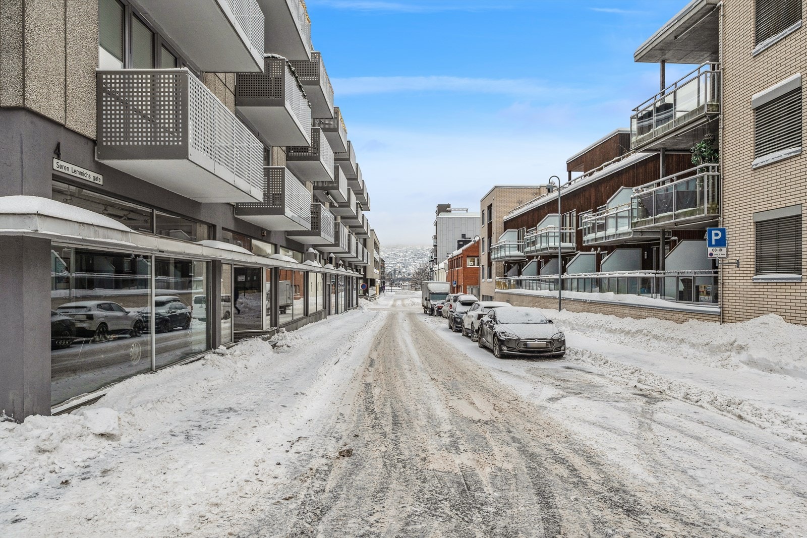 Området byr på et bredt servicetilbud med butikker, treningssenter og kort vei til Bragernes strand med sandstrand og elvepromenade. Galleribilde