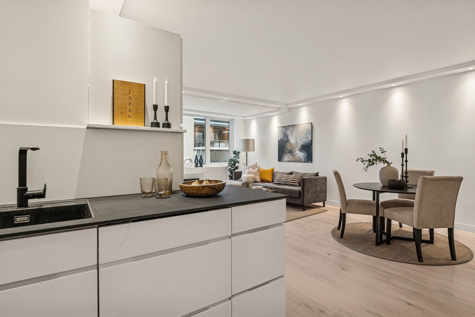 Kjøkkenet har en innredning med glatte fronter fra 2011, med en nyere benkeplate i laminat fra 2025. Galleribilde