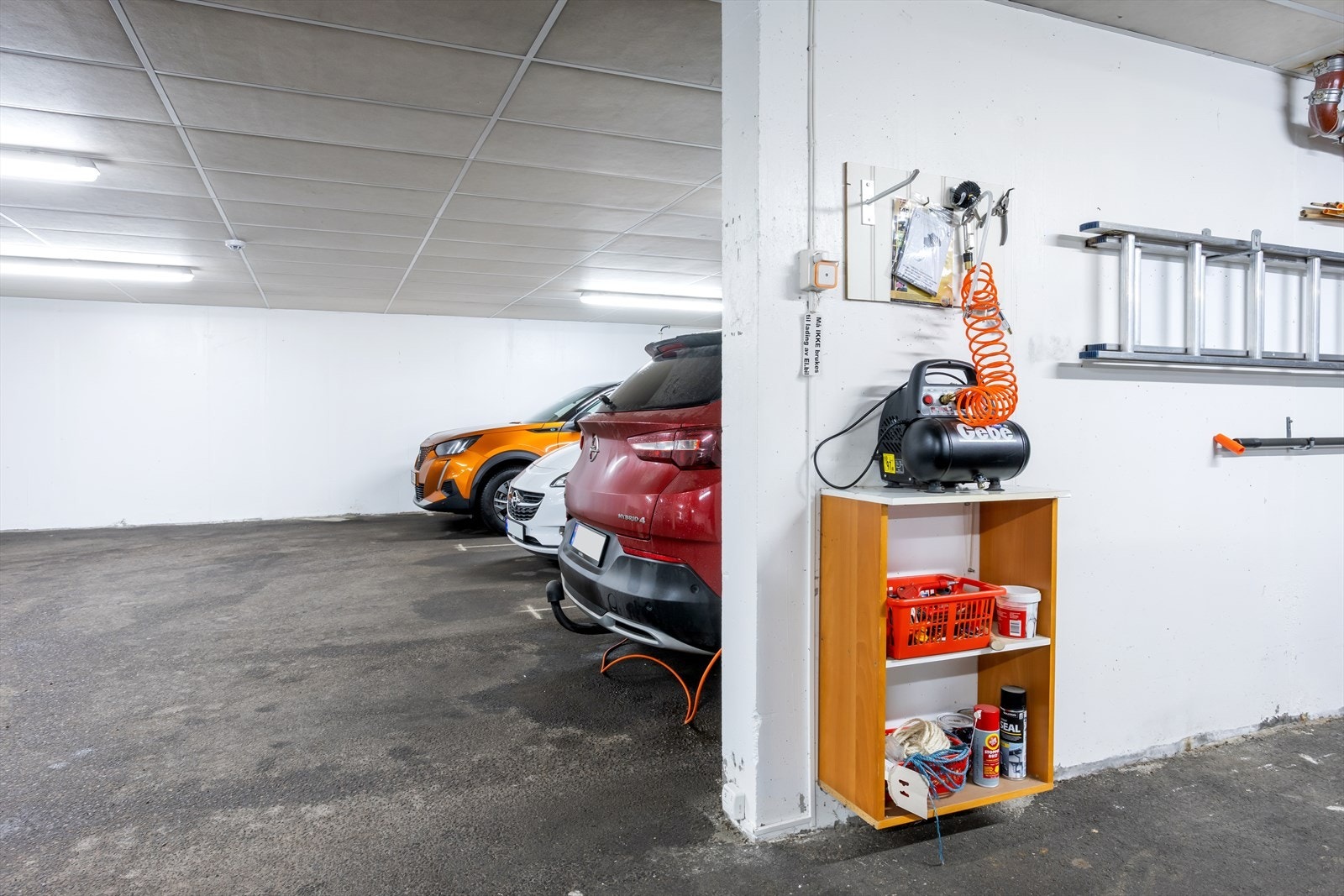 El-bil lader er installert og medfølger på garasjeplassen, som for øvrig ligger i kort avstand fra heis-/trappehus for enkel adkomst. Galleribilde