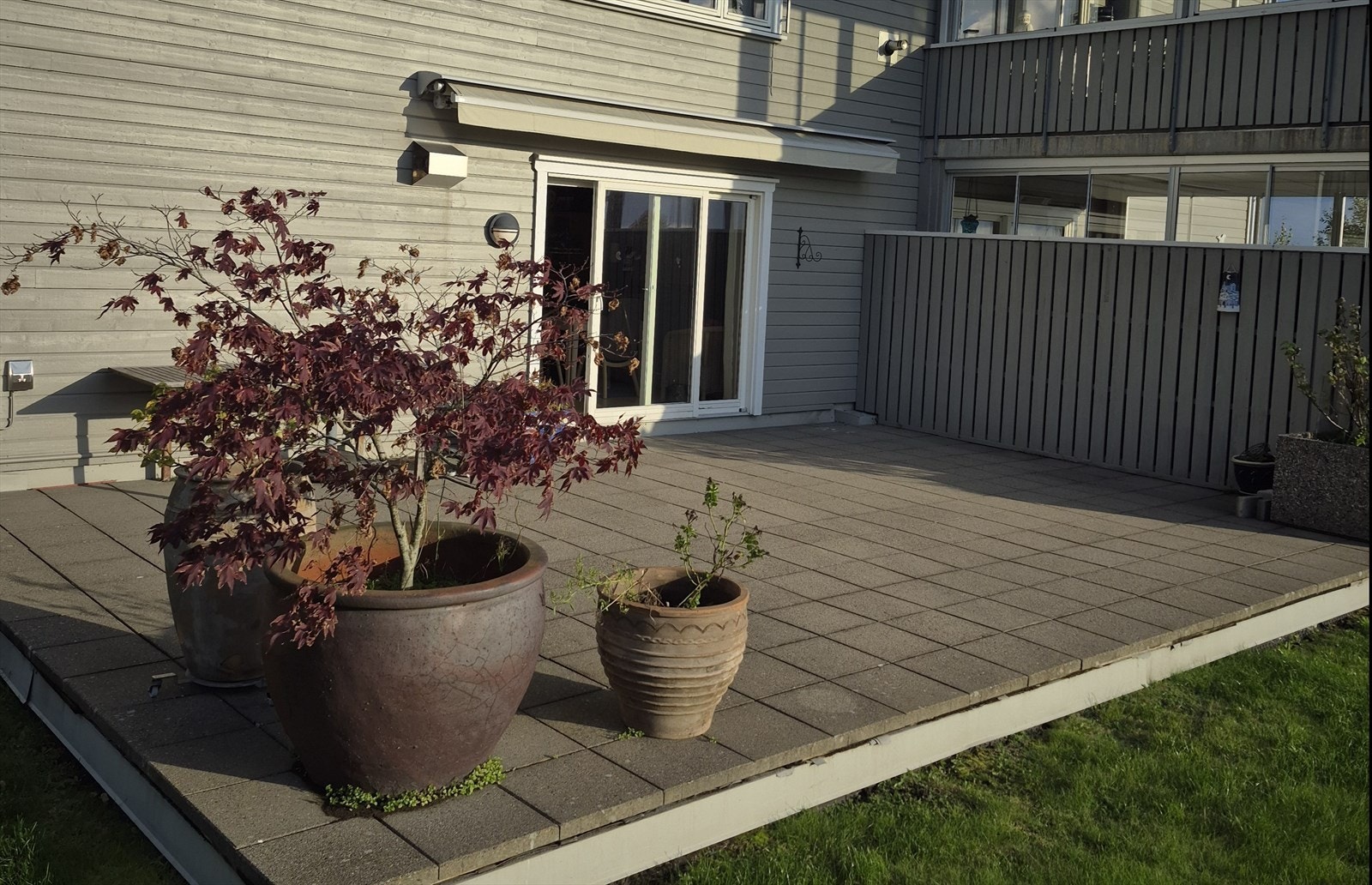 Gulvdekkene består av betongheller, noe som gir enkelt stell/vedlikehold. Det er montert høy skjermingsvegg mot naboleilighet i øst. Denne skjermer for innsyn og gir en lunende effekt. Galleribilde