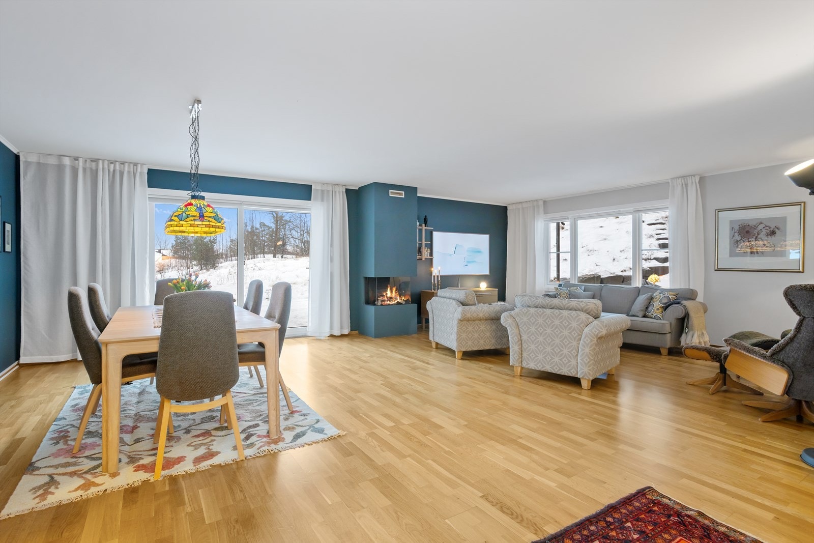 Sentralt i rommet er den moderne og elegante gasspeisen plassert. Plasseringen av denne gjør at man har innsyn nær uavhengig av hvor man oppholder seg, også fra kjøkkensonen. Galleribilde