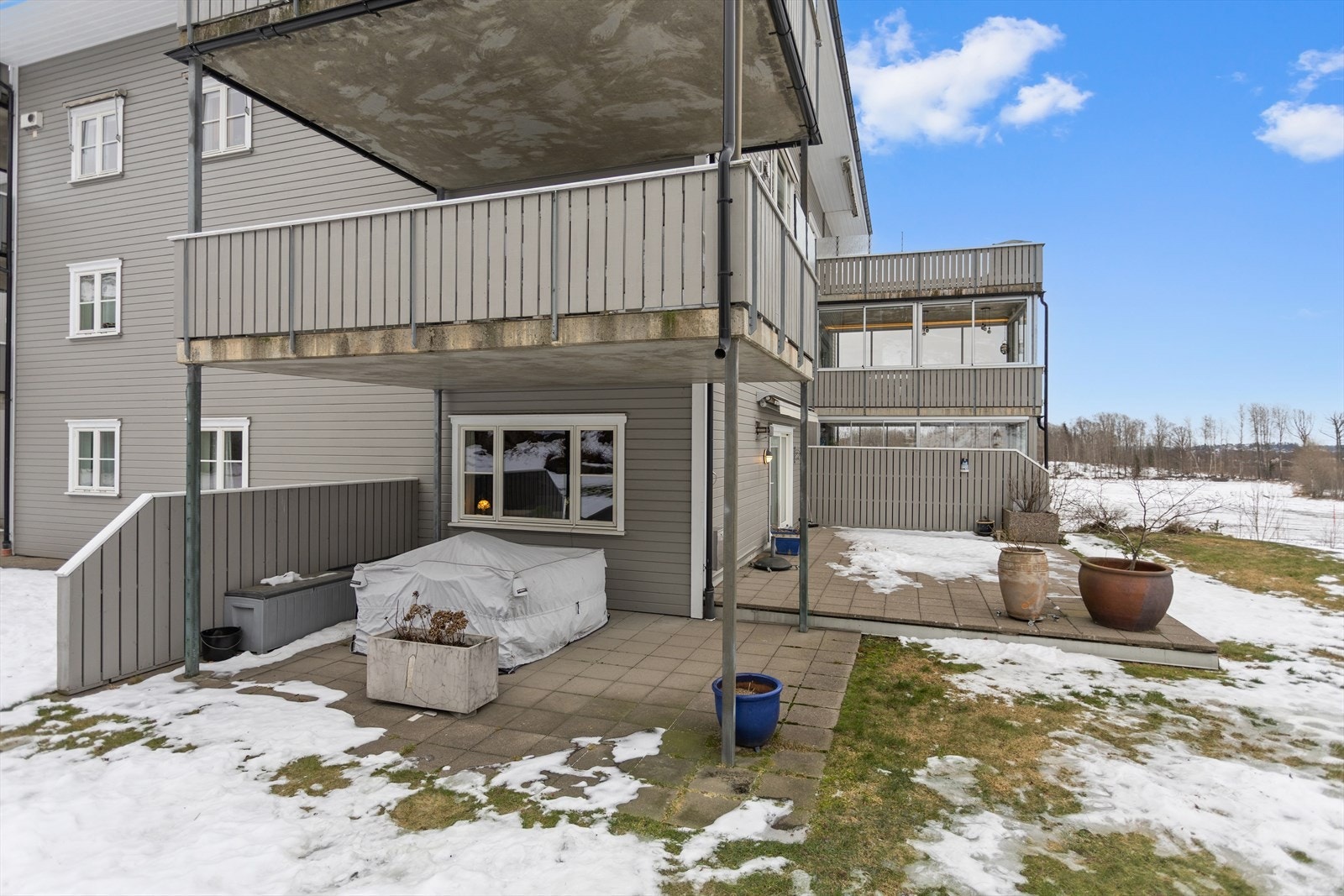 Det er skyvedør ut til et misunnelsesverdig terrassearrangement på hele 62 m², fordelt på to sammenhengende terrasser mot syd og vest. Galleribilde