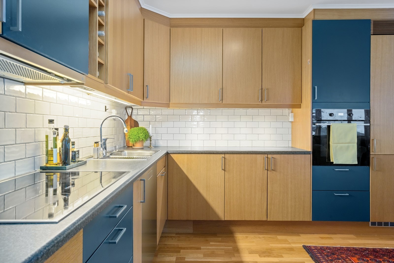 Det innholdsrike og åpne kjøkkenet ligger i lys og fin kombinasjon med stuesonen, noe som gir suveren nærkontakt med spisestuen. Galleribilde