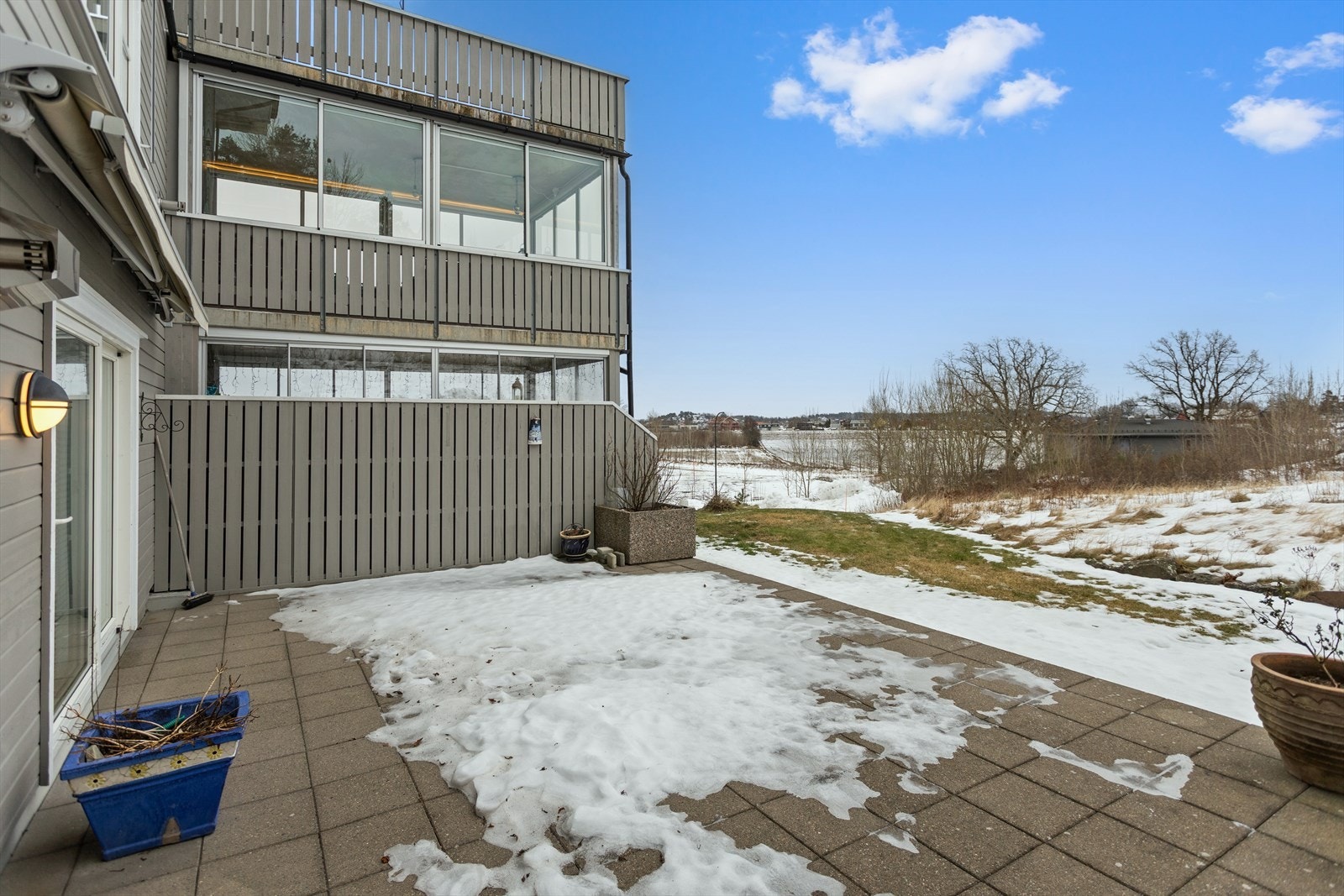 Uteplassene blir som en forlengelse av stuen store deler av året. Her er det nesten "ubegrenset" med plass til utendørsmøbler, solsenger og annet - ypperlig på dager hvor man har besøk av venner og familie. Galleribilde