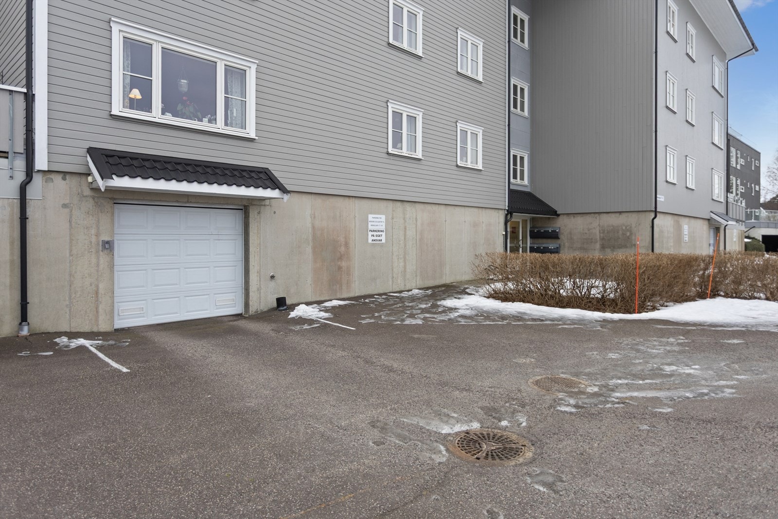 Automatisk port holder anlegget avlåst (åpning med fjernkontroll). Det er både heis og trapp ned til parkeringshuset. Galleribilde