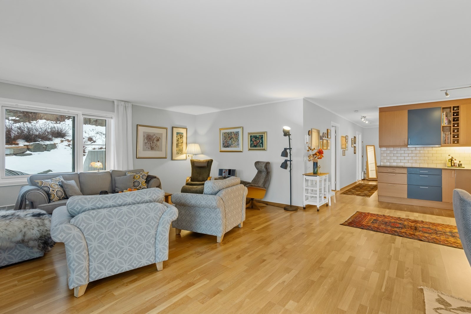 Stuen har rikelig med plass til både spisestue og sofa-/sittegrupper. I spisestuedelen, nærmest kjøkkenet, kan man plassere et godt langbord og dekke på til store venne-/familieselskap. Galleribilde