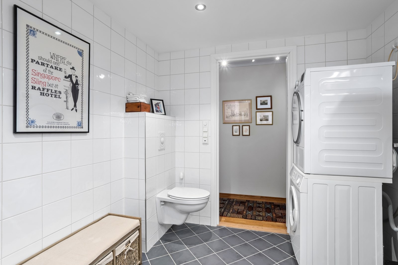 Det er vegghengt toalett i rommet dette forenkler rommets renhold og forsterker rommets moderne uttrykk. Badet har for øvrig opplegg til både vaskemaskin og tørketrommel (dobbelt strømuttak). Galleribilde