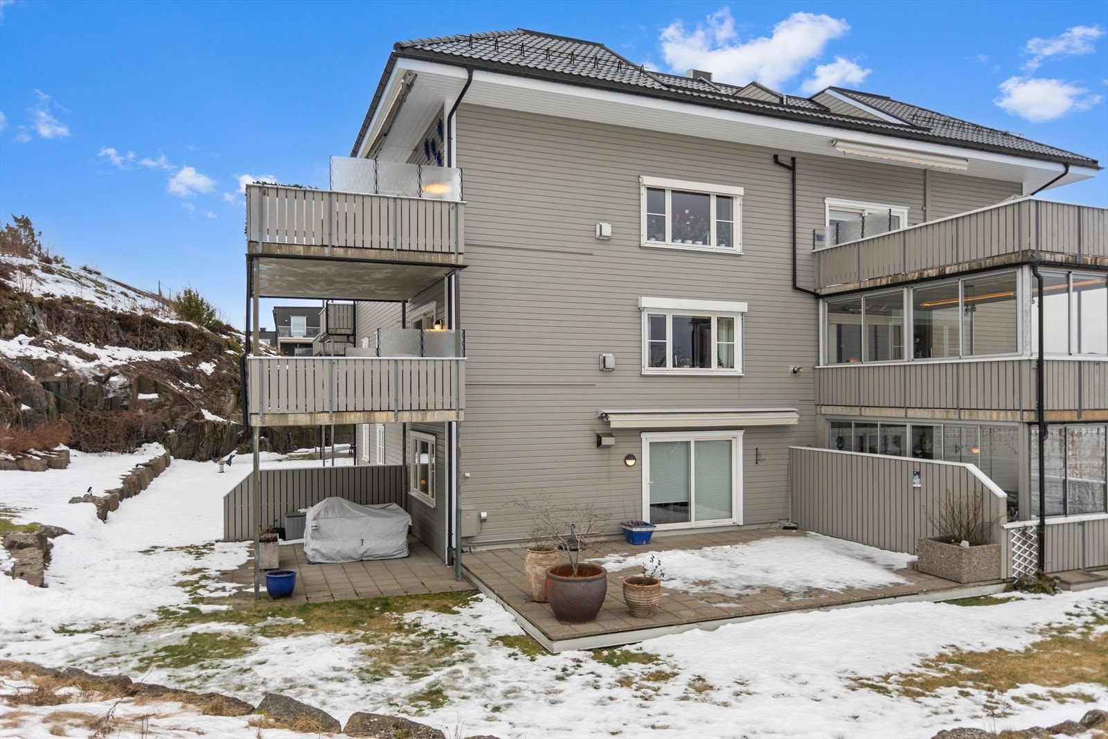 Leiligheten har misunnelsesverdig store og flotte terrasser. Med adkomst fra dobbel skyvedør fra stuen, er det utgang to sammenhengende terrasser på 44 m² og 18 m². Galleribilde