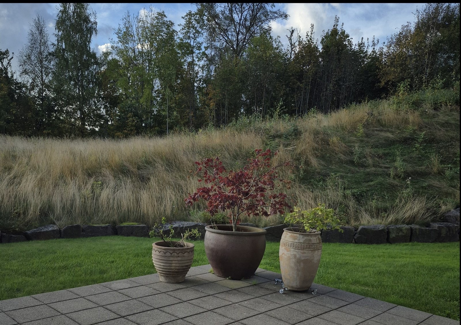 På terrassen er det gassuttak for tilkobling av gassgrill eller annet. Det er montert både utelys og strømuttak ved den største terrassen. Galleribilde