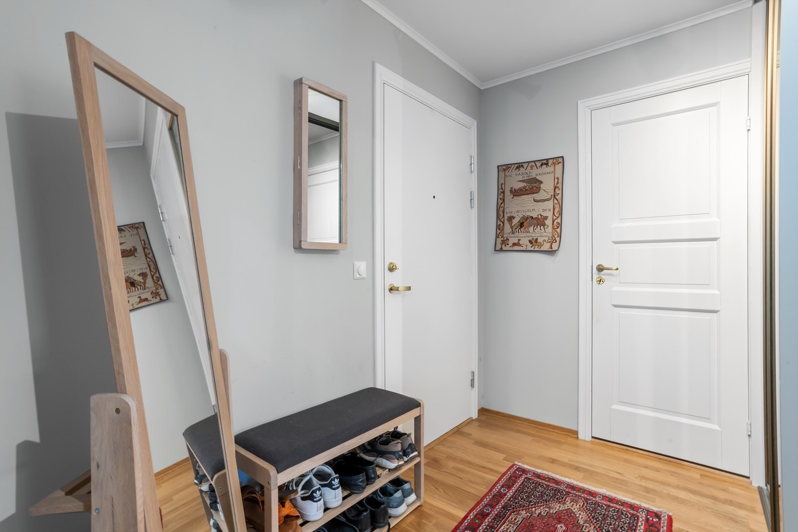 I tillegg er det noe plass til konsollmøbler og annet hvis ønskelig. Den praktiske innerboden har inngang fra entreèn. Galleribilde