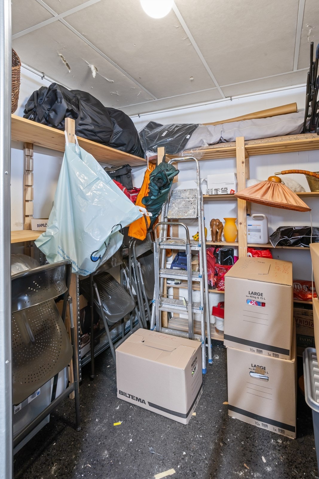 Det medfølger egen sportsbod i byggets underetasje på ca. 5 m². Boden har en suveren plassering da den er tilknyttet leilighetens garasjeplass. Galleribilde