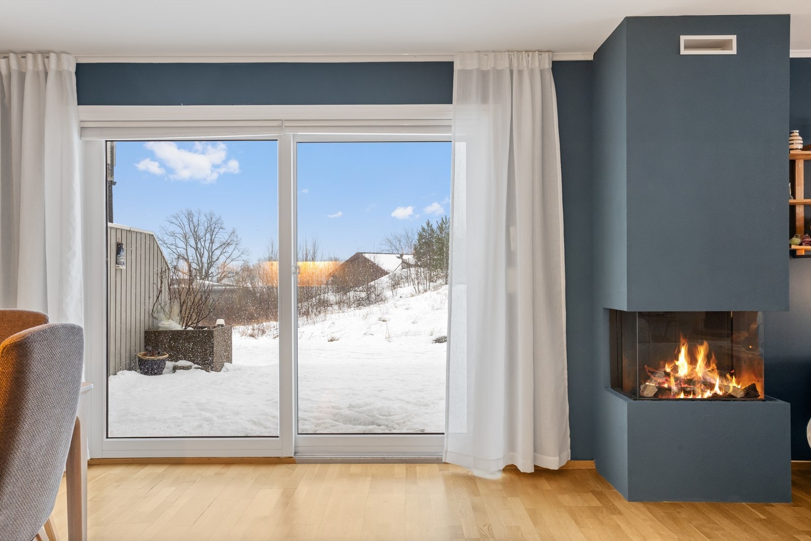 Den doble skyvedøren med glass fra nær gulv til tak, leder ut til de store terrassene i syd-vest som blir nærmest som en "ekstra stue" i sommerhalvåret. Galleribilde