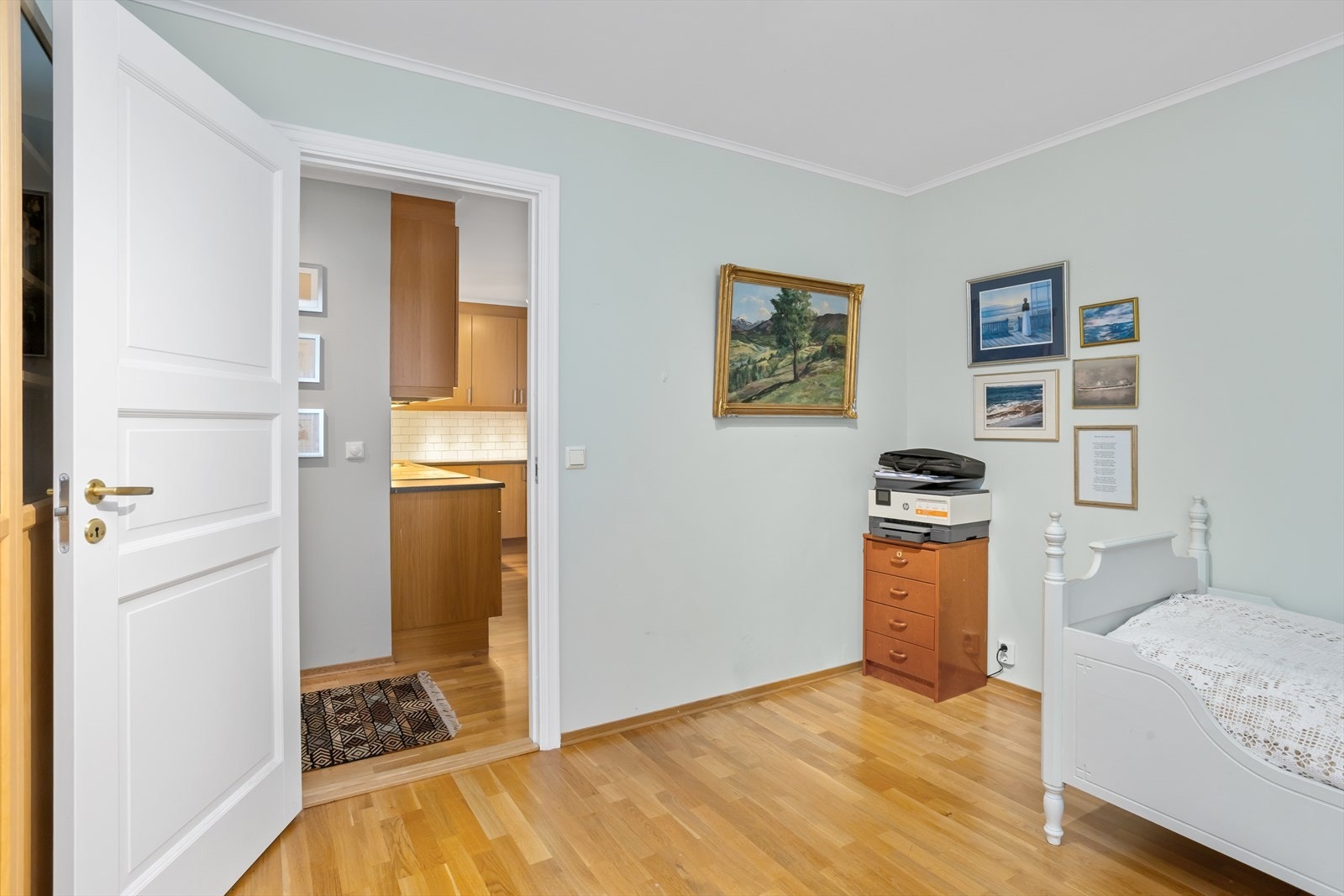 Det andre soverommet har også god plass til dobbeltseng og det er avsatt plass til rikelig med gardeobeskap dersom man ønsker å installere dette. Galleribilde