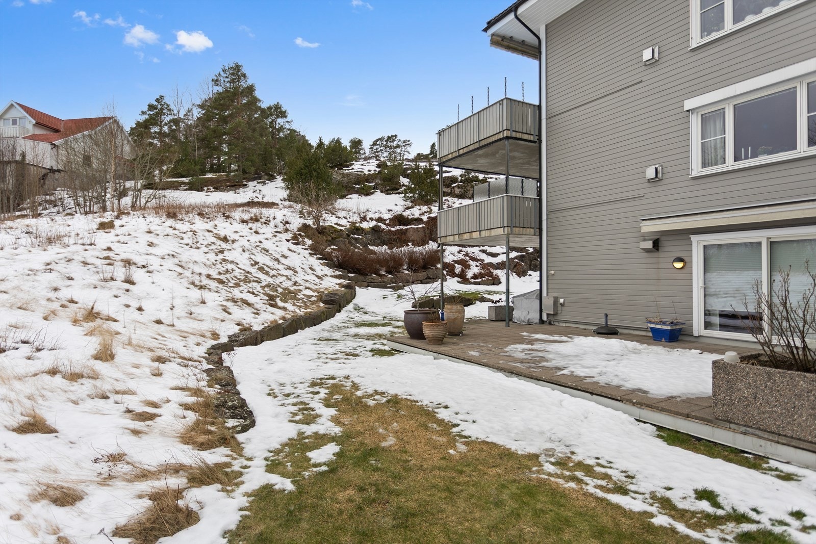 Begge uteplassene ligger på terrengnivå, med flott nærhet til naturlandskapet og til sameiets felles hage. Galleribilde