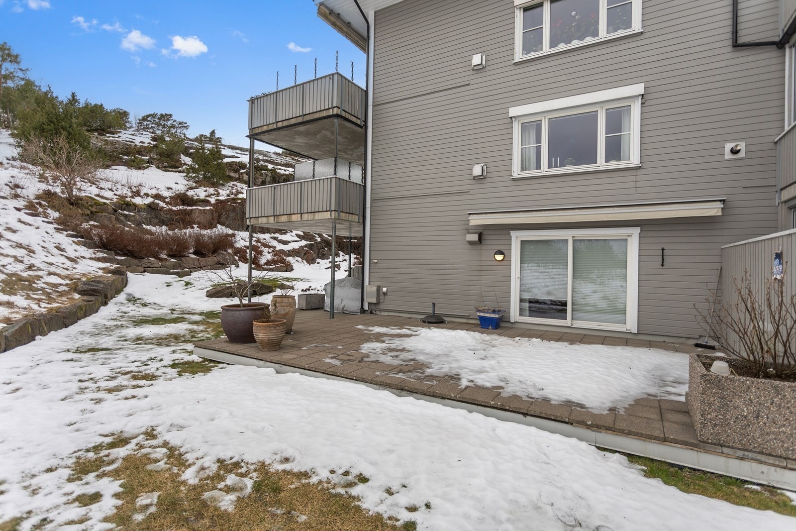 Med overbygg over det vesentlige deler av terrasse mot vest (den minste av de to) og bred elektrisk terrassmarkise på terrrasen mot syd, kan man sitte her også på dager med litt "duskregn". Galleribilde