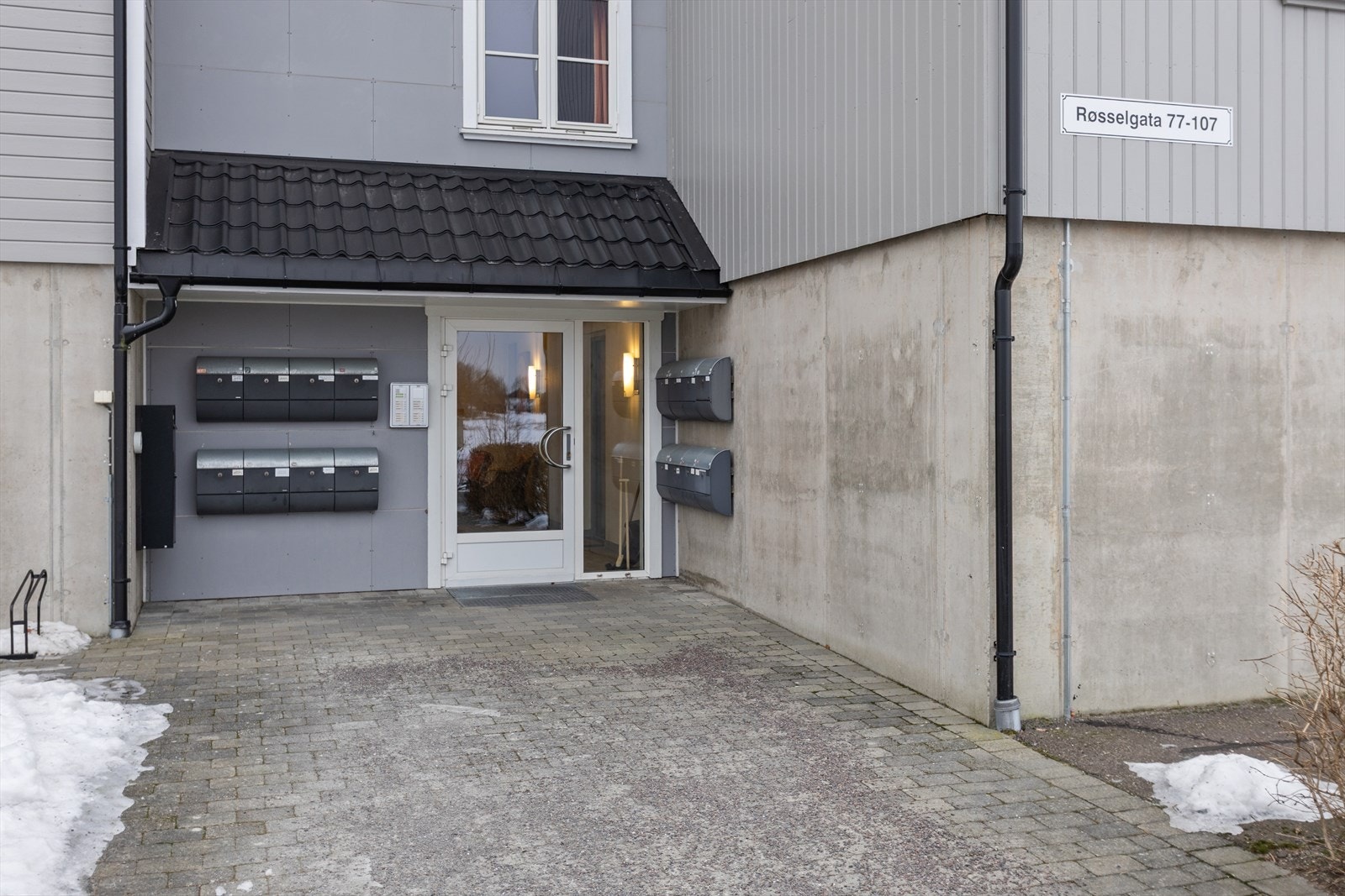 Felles inngangsparti og gang hvor det er heis til respektive boligetasjer samt til garasje. Ved inngangen er det ringetablå fra utside koblet mot porttelefon innvendig i leiligheten. Galleribilde