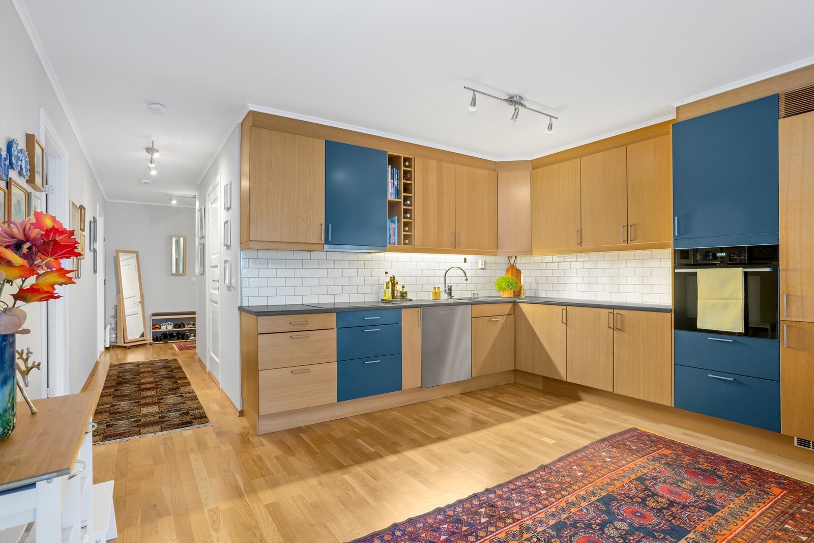 Innvendig byr leiligheten på en flott helhet med bl.a. eikeparkett på alle gulver, moderne slette veggflater i tidsriktige farger og "rene", klassiske hvitmalte tak. Galleribilde