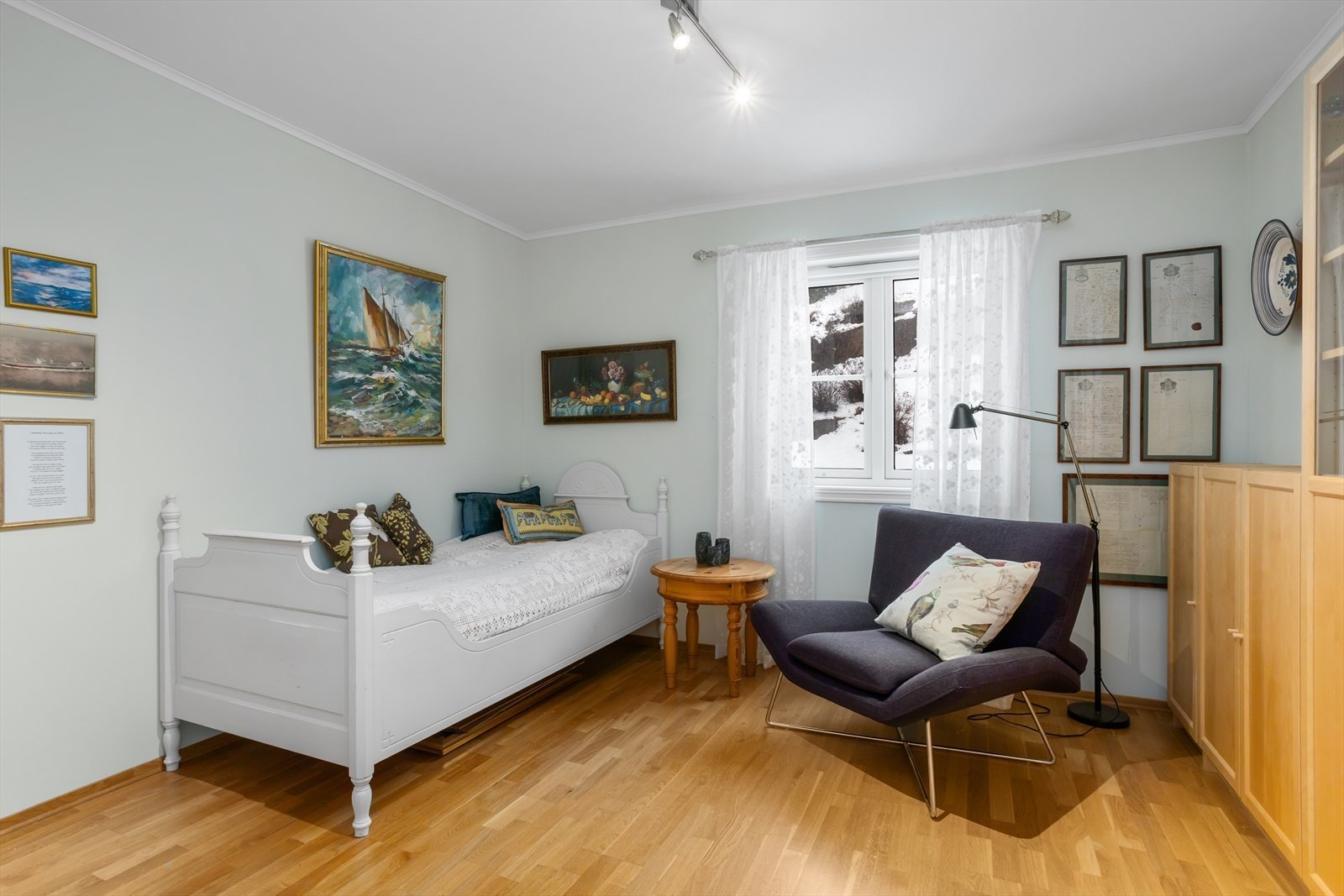 Leiligheten har to flotte soverom, begge på drøye 12 m². Soverommene ligger vegg-i-vegg med hverandre og har begge praktisk tilkomst til hjemmets baderom som ligger rett ut for dens inngangsdør. Galleribilde