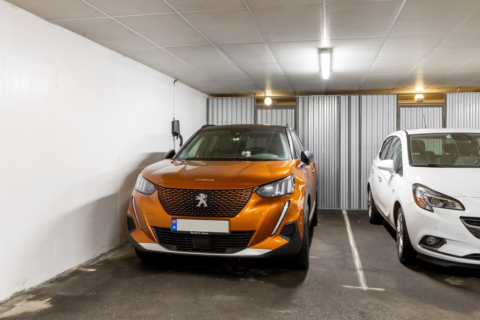 Moderne fasiliteter som garasje parkeringskjeller i og heis frem til inngangsdør gjør livet mer lettvint! Eier har montert el-bil lader som medfølger. Galleribilde