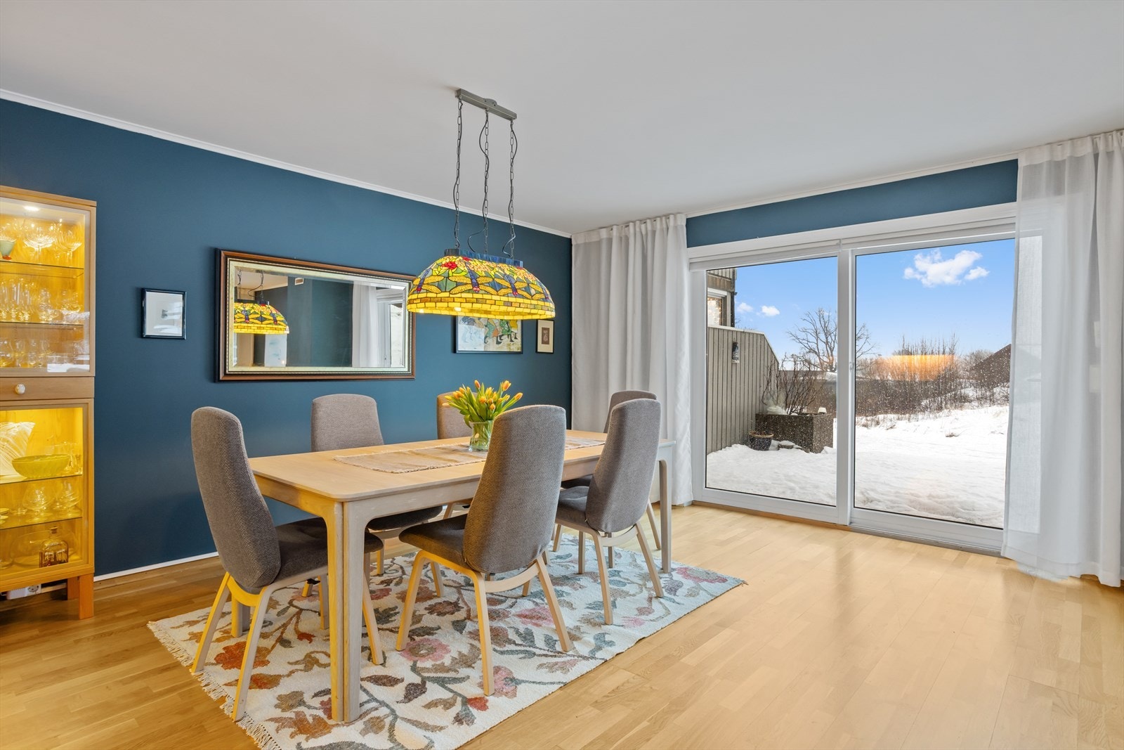 De fine vindusflatene mot syd og vest gir flott lysinnfall og ikke minst en herlig nærkontakt med terrassen og utsikten ut av leiligheten. Galleribilde