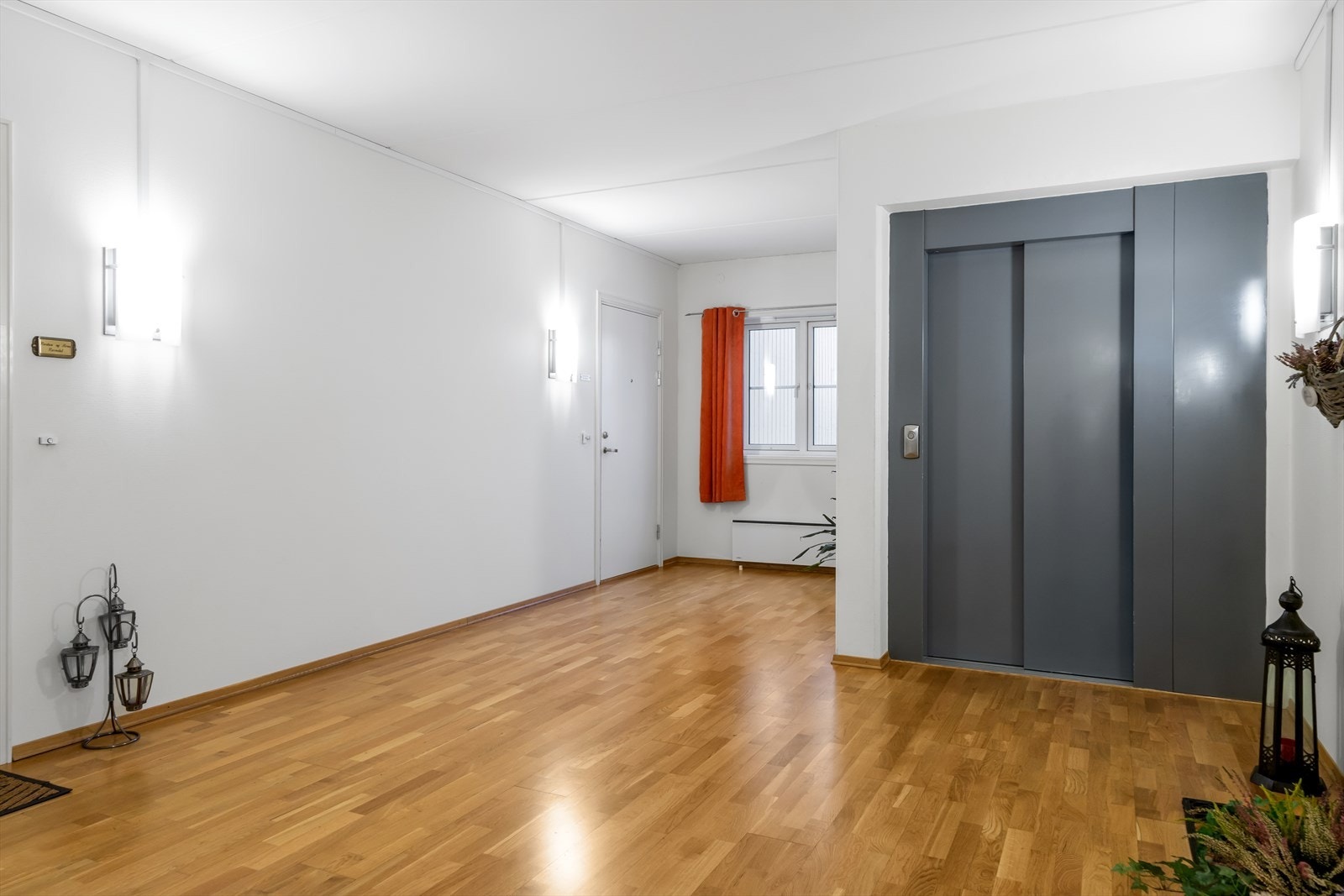 Både bygget hovedinngangsdør og hoveddører mellom de ulike etasjene er utstyrt med elektriske døråpnere. Galleribilde