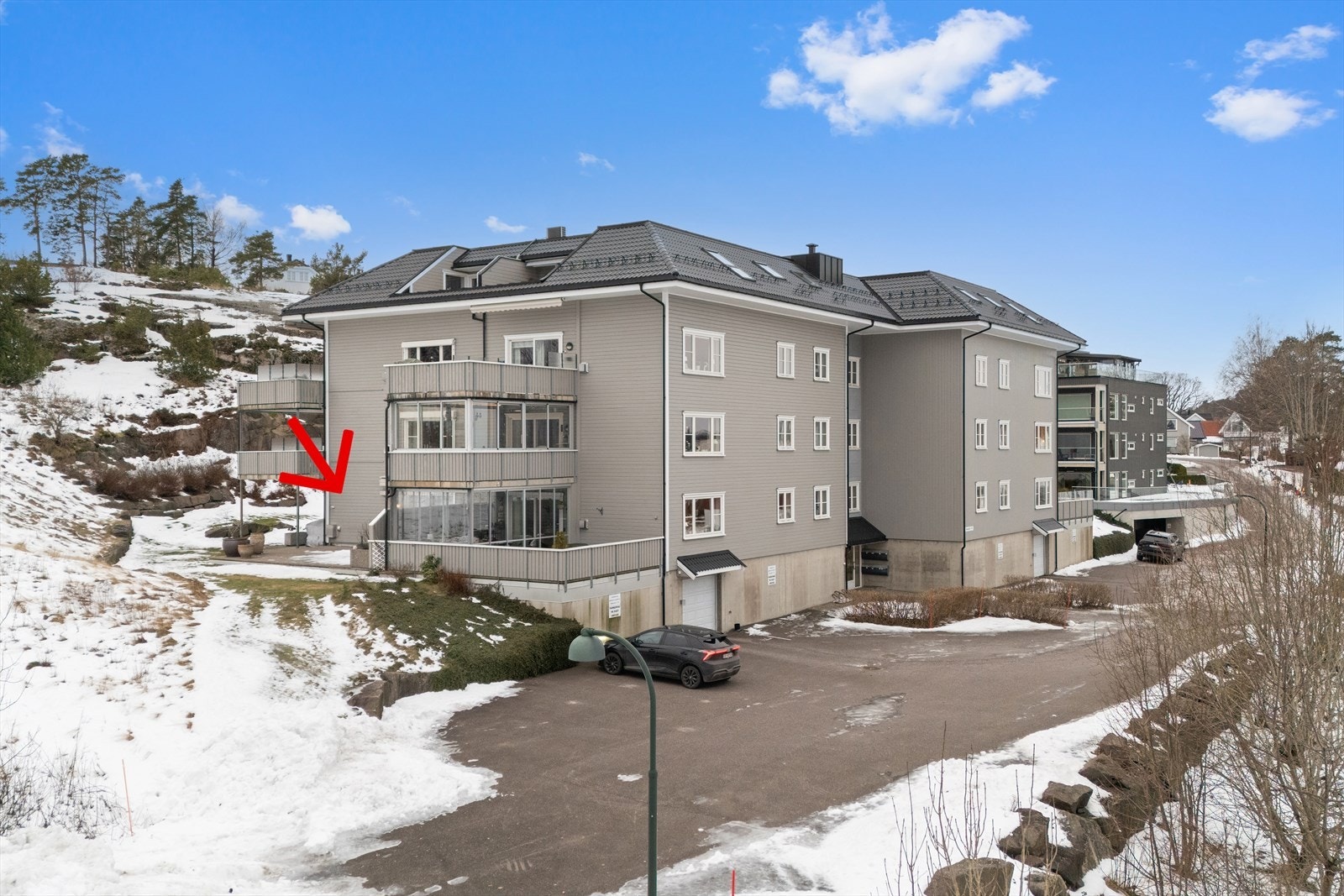 Boligen ligger helt innerst i fredelig blindgate, omkranset av friarealer mot tre sider! Det er ikke mer enn ca. 2 km til Teie torv og ca. 3,5 km til Tønsberg sentrum. Galleribilde