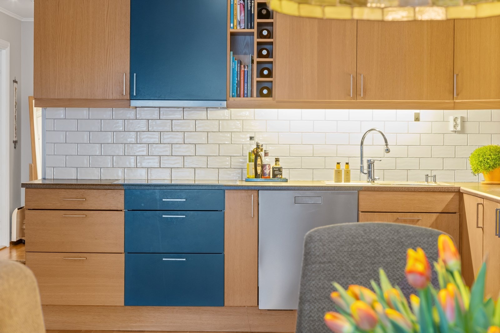 Kjøkkenet er plassert nær dobbel skyvedør til terrasse, noe som sikrer lettvint tilkomst til hjemmets uterom! Innredningen har klassiske, glatte eikefronter samt innslag av sjøblå kjøkkenfronter. Godt med innredning i "L-løsning" gir god arbeidsplass. Galleribilde