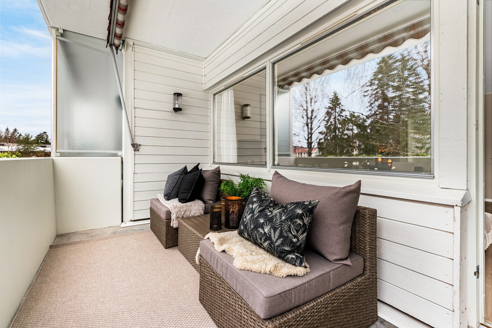 Den gode størrelsen på balkongen gir mulighet for både møblement og grill. Det er tillatt å grille med elektrisk grill på balkongen. Galleribilde