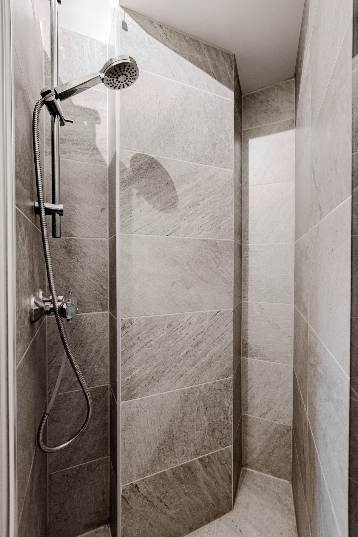 Dusjrommet oppleves delikat og lekkert. Galleribilde