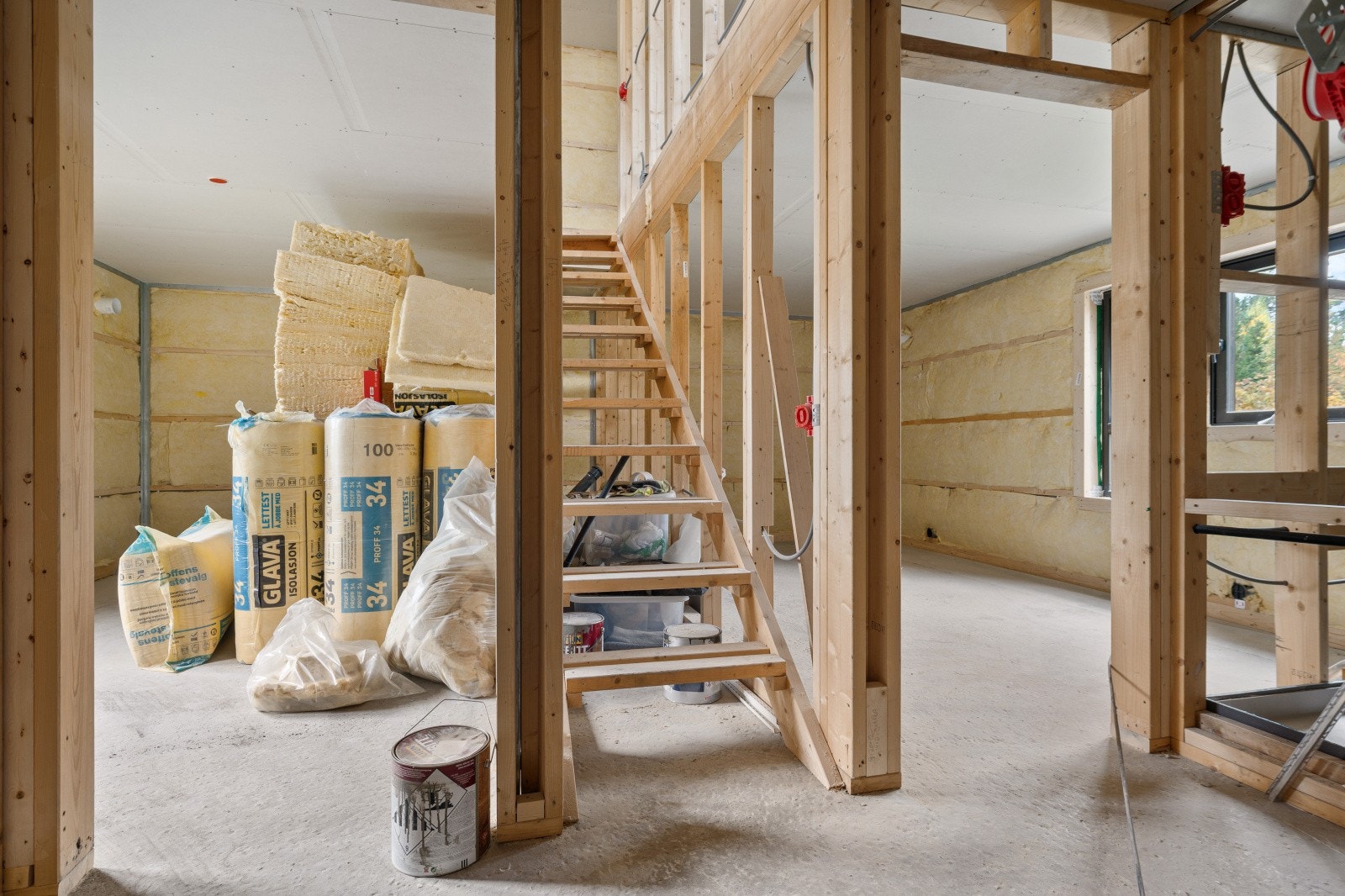 Planløsningen inneholder 3 soverom på hovedplan med trappeadkomst til 2.etasje. Galleribilde