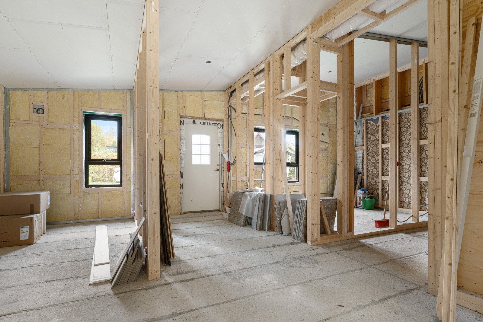 Planløsningen er familievennlig med 3 soverom, 2 baderom, bod og en åpen og sosial stue - kjøkkenløsning. Galleribilde