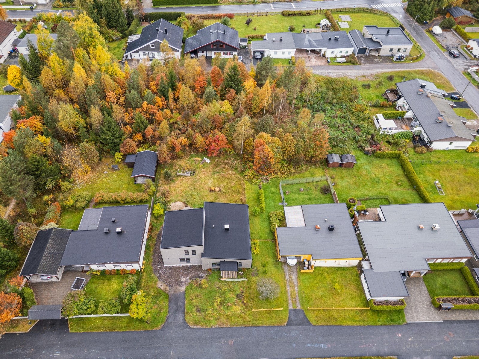 Tomten er relativt flat og det er avsatt plass til carport. Galleribilde