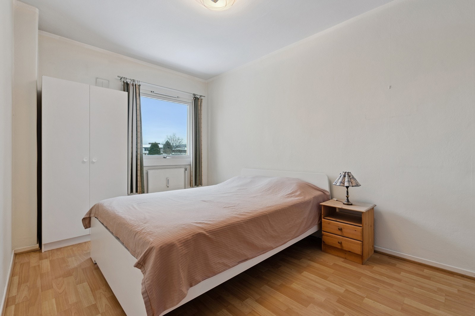 Boligen har to soverom. Hovedsoverommet er romslig med god plass til dobbeltseng og tilhørende møblement. Galleribilde