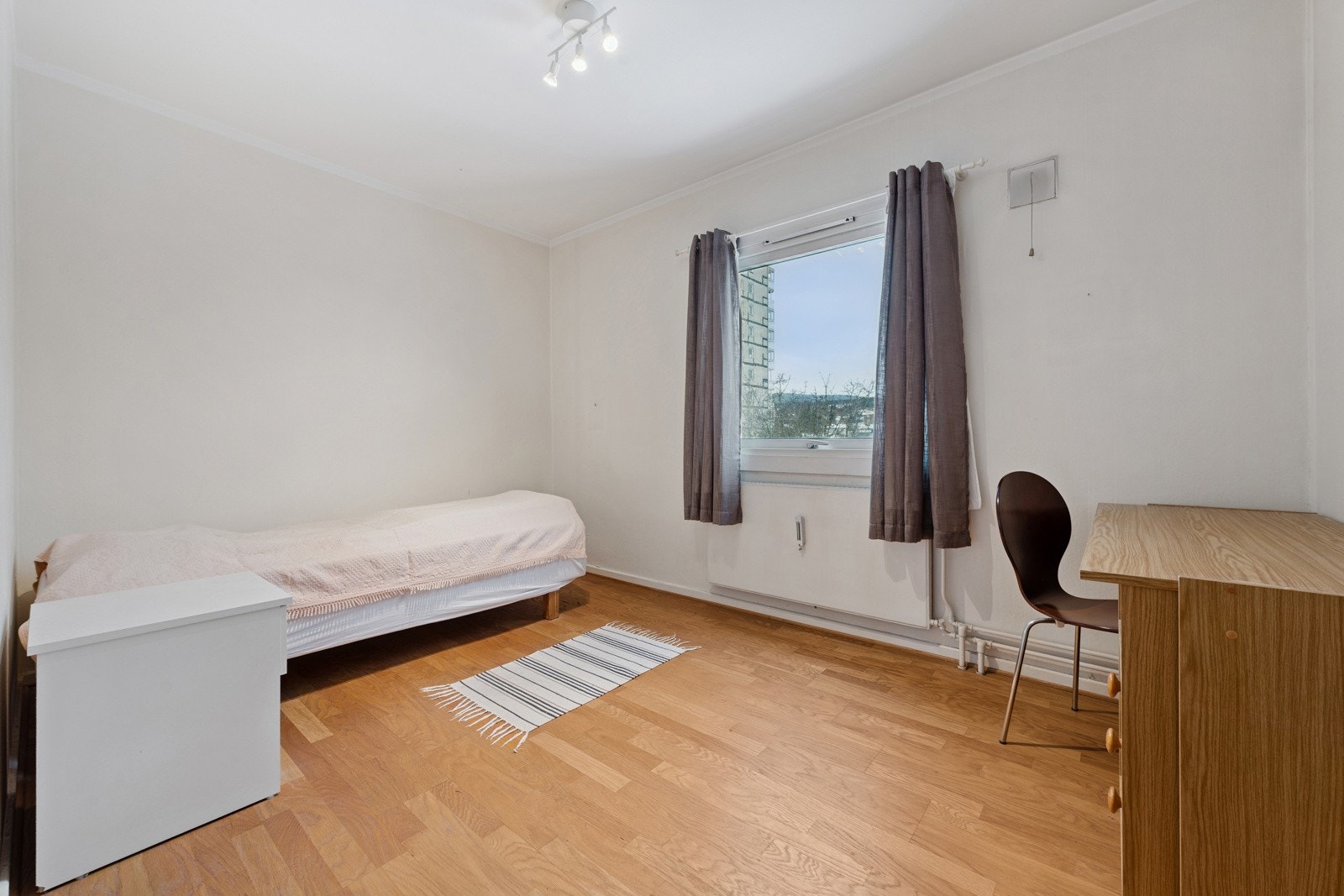 Boligens andre soverom er også av god størrelse med plass til seng og garderobeskap. Galleribilde