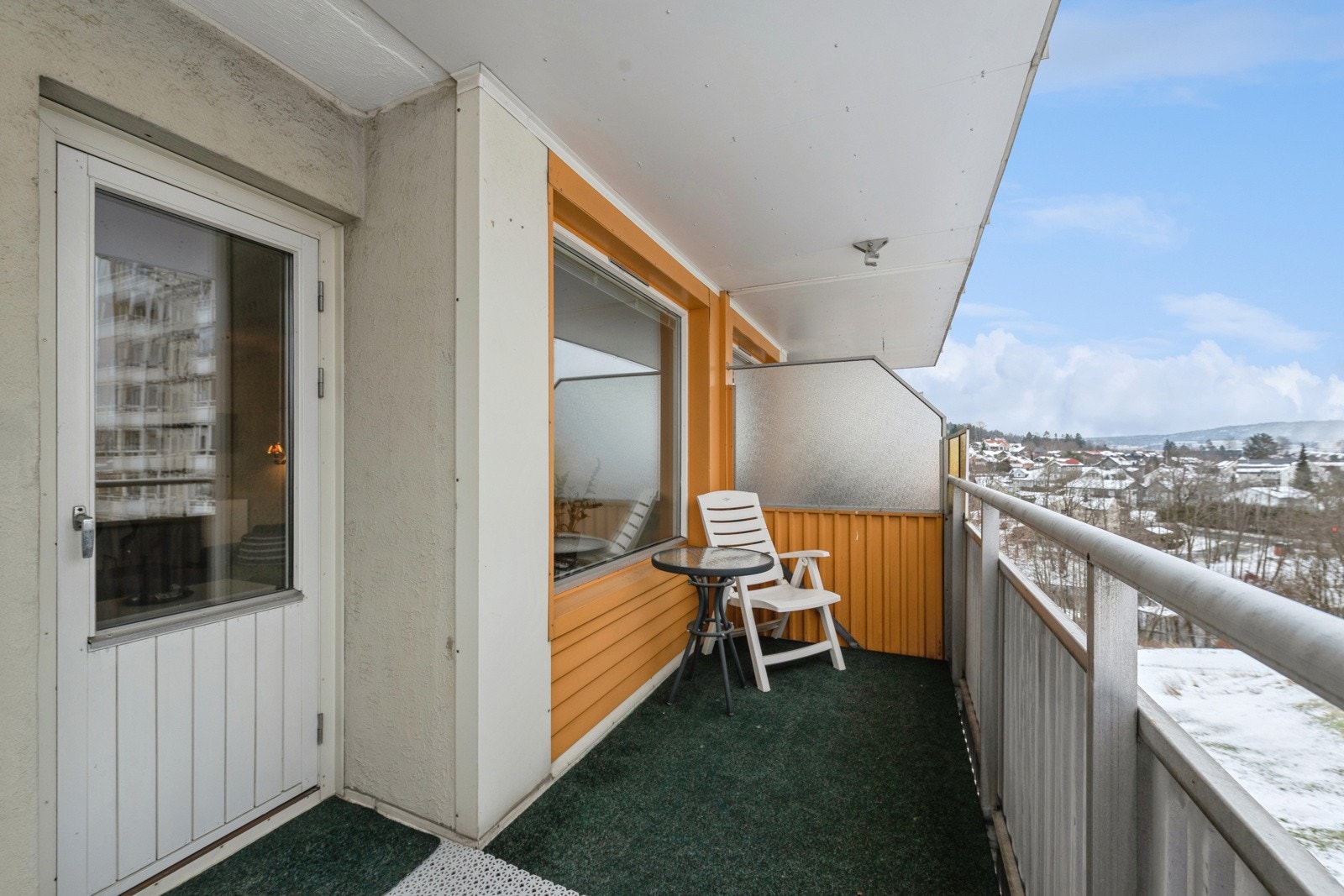 Fra stuen er det utgang til balkong på ca. 7 kvm med gode solforhold og hyggelig utsyn. Galleribilde