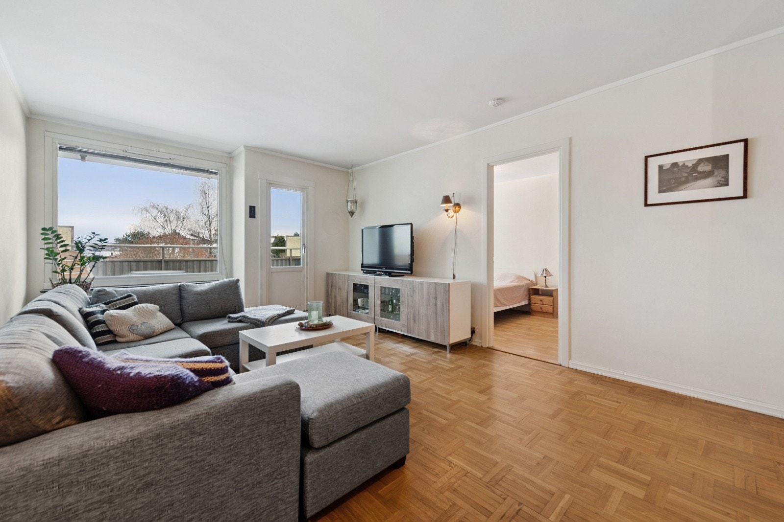 Romslig og åpen stue med plass til både sittegruppe og spisebord. Galleribilde