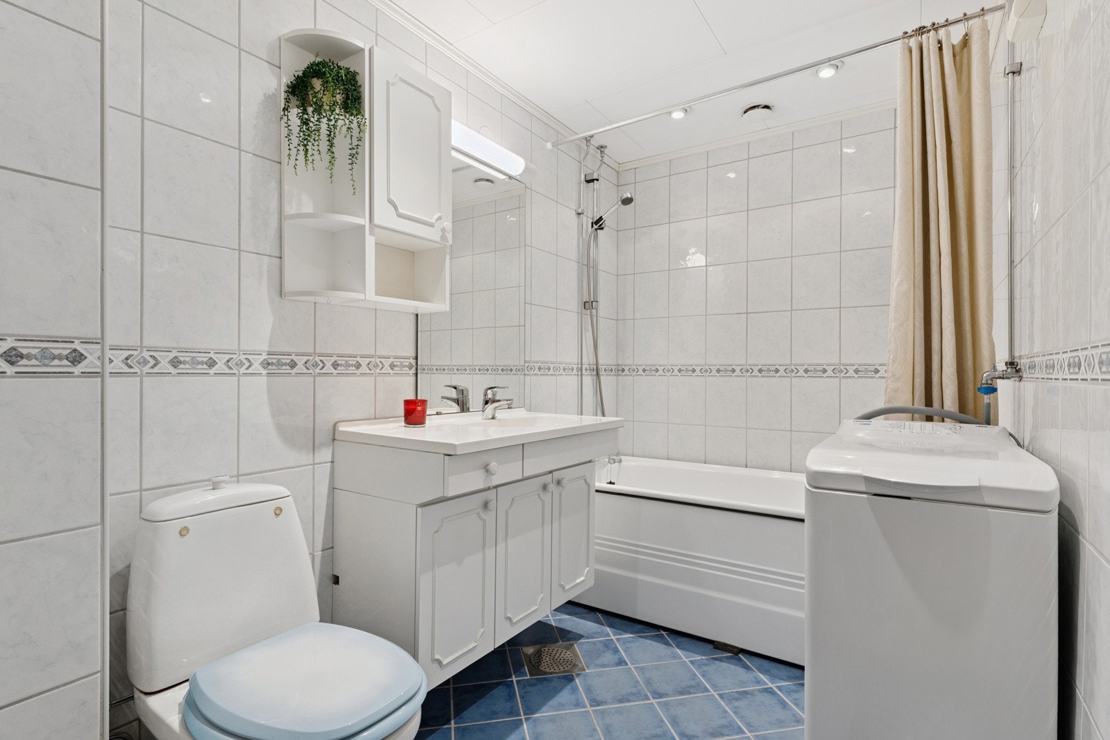 Romslig flislagt bad pusset opp i regi av borettslaget i 2004. badet har downlights i taket og varme i gulv. Galleribilde