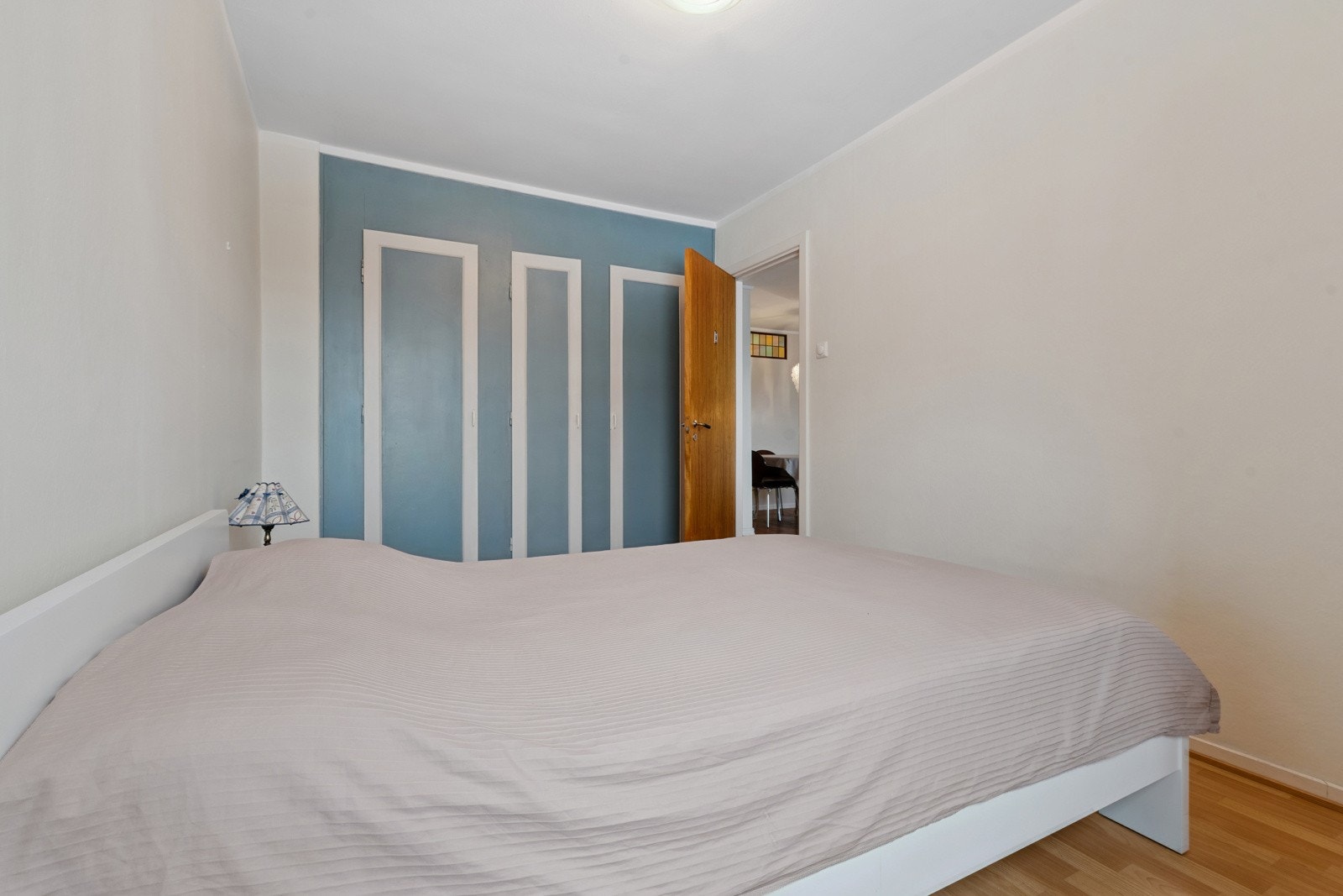 Her er det også en plassbygd garderobeløsning. Galleribilde