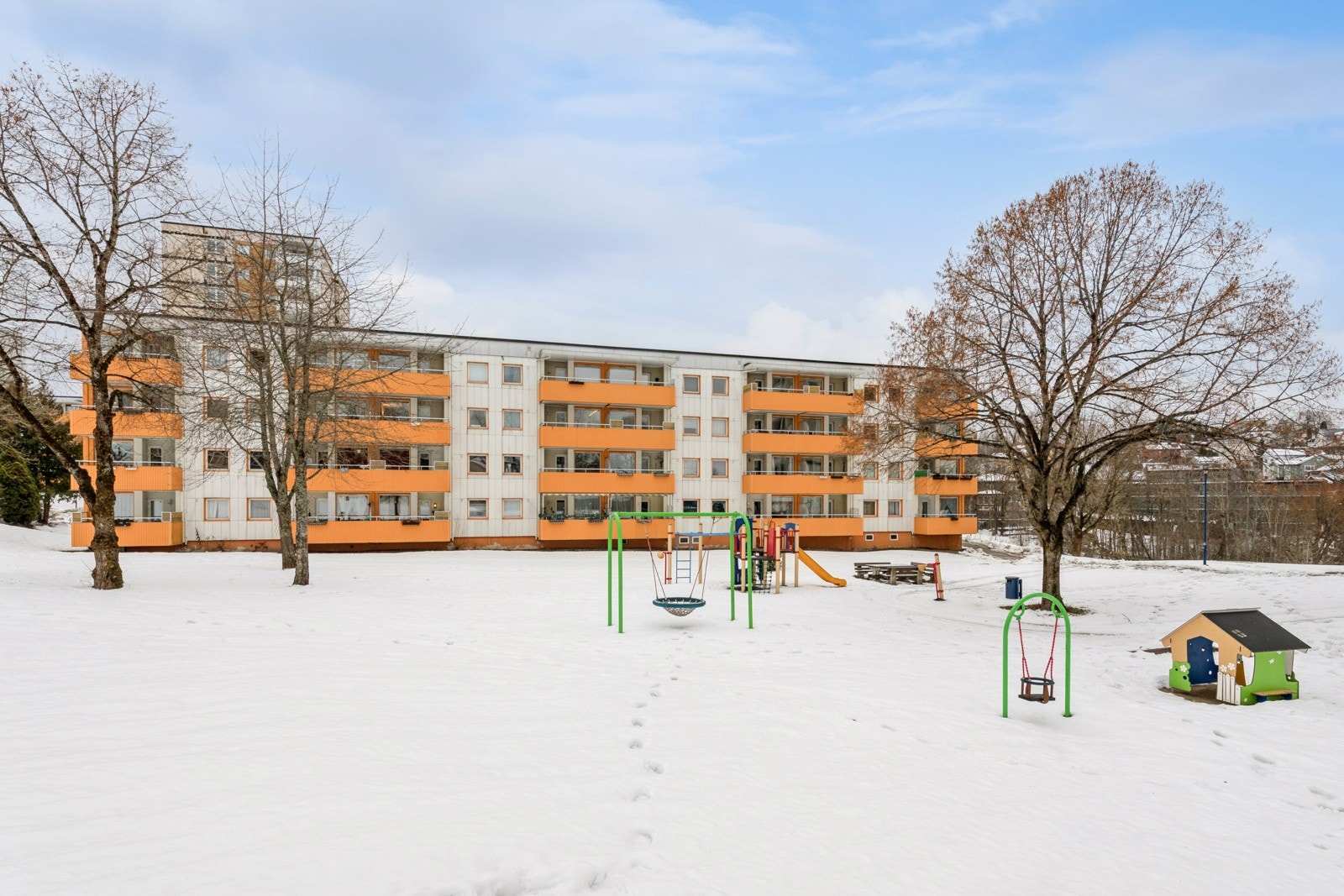 Andelsleilighet i populære Øvre Grorud borettslag. Landlig beliggende med store og fine grøntområder mellom og rundt blokkene. Galleribilde