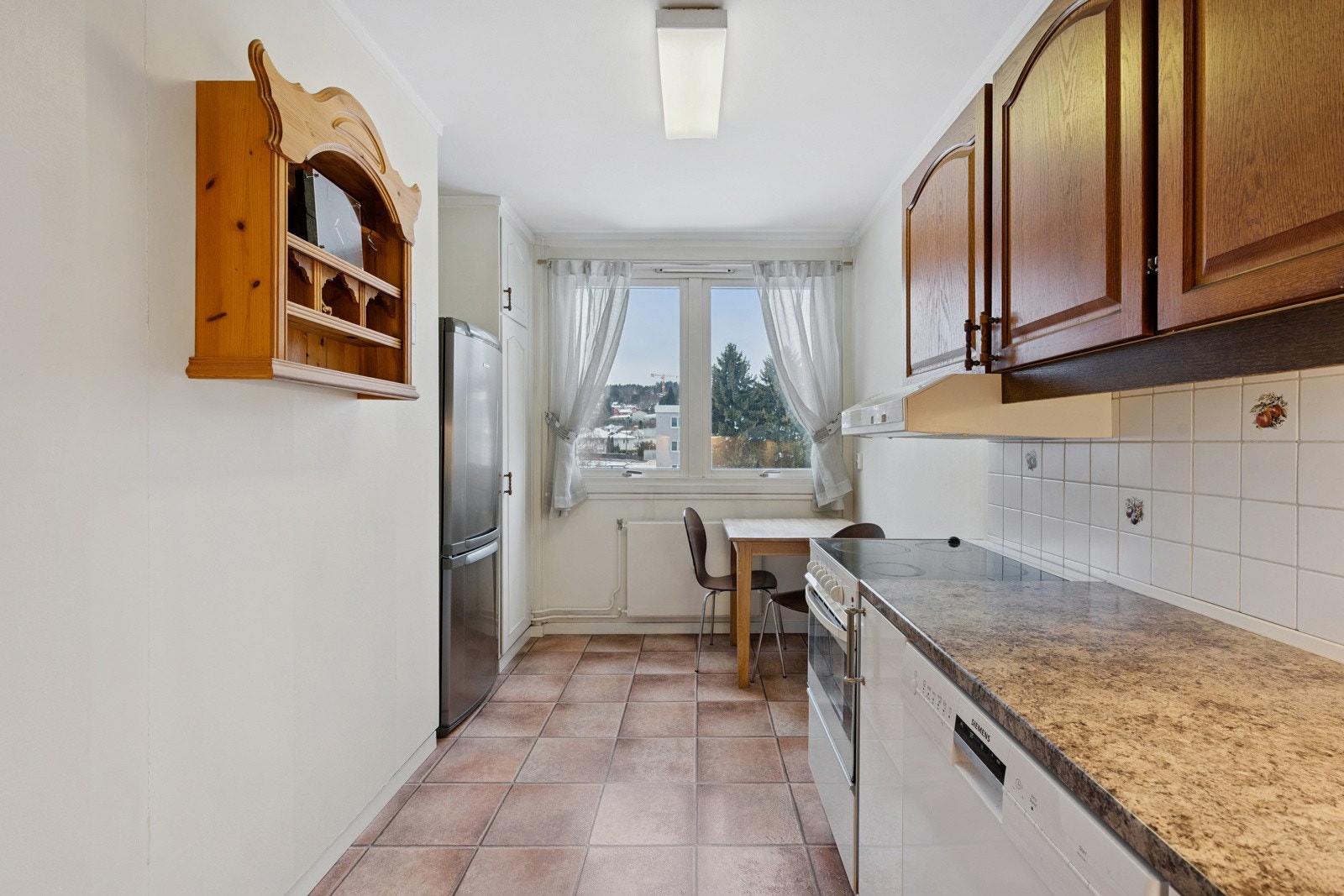 På kjøkkenet er det også plass til et koselig spisebord. Galleribilde