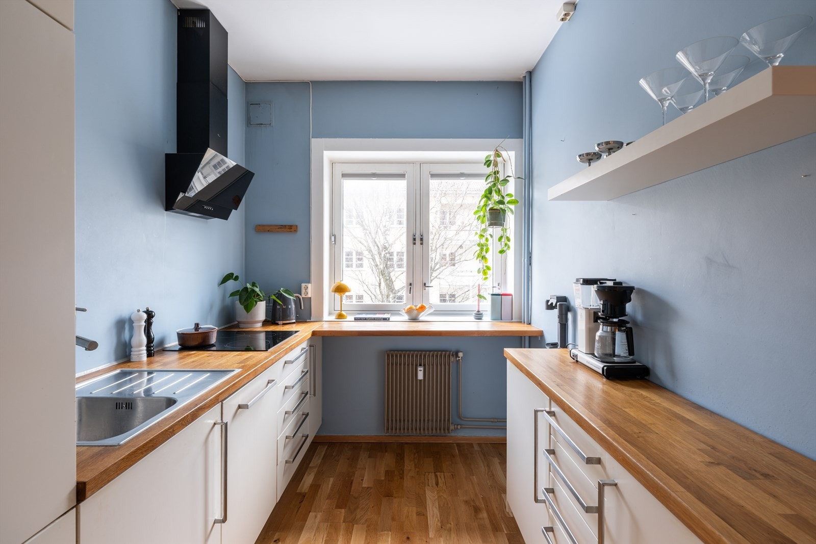 Her er det godt med benkeplass for matlagingen. Galleribilde