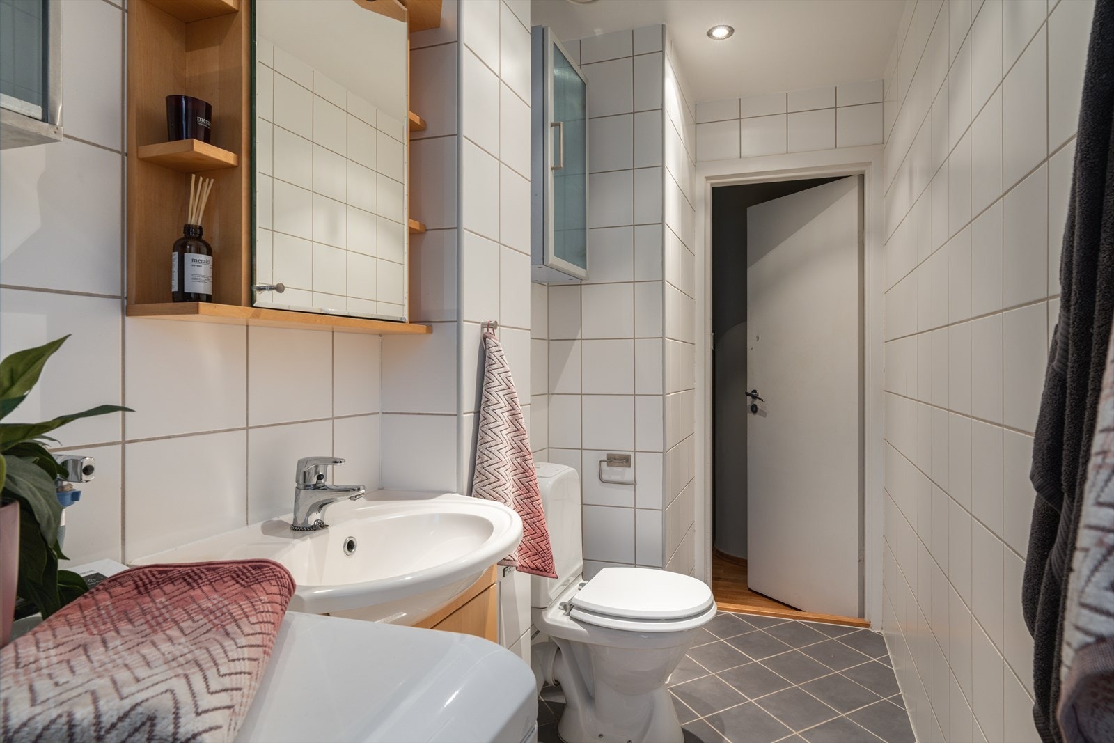 Tidløst og pent flislagt baderom. Badet ble pusset opp i 2004 i regi av borettslaget. Galleribilde