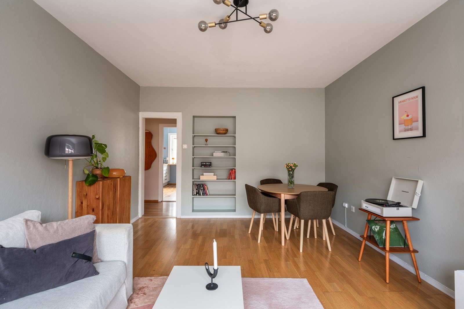 Romslig stue med naturlig plass for sofa og spisebord. Galleribilde