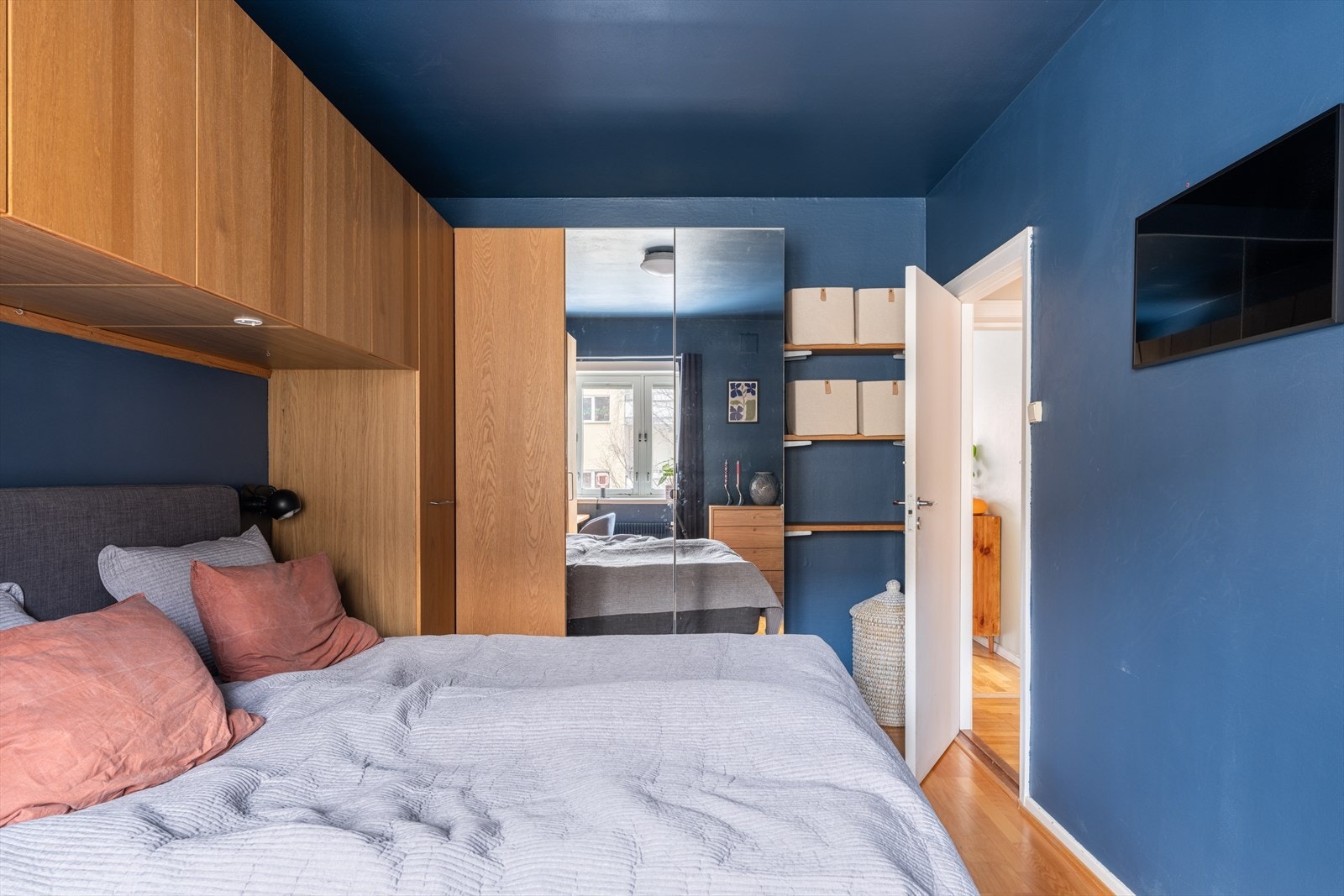 Romslig soverom som er godt utnyttet med mye oppbevaringsplass. Galleribilde