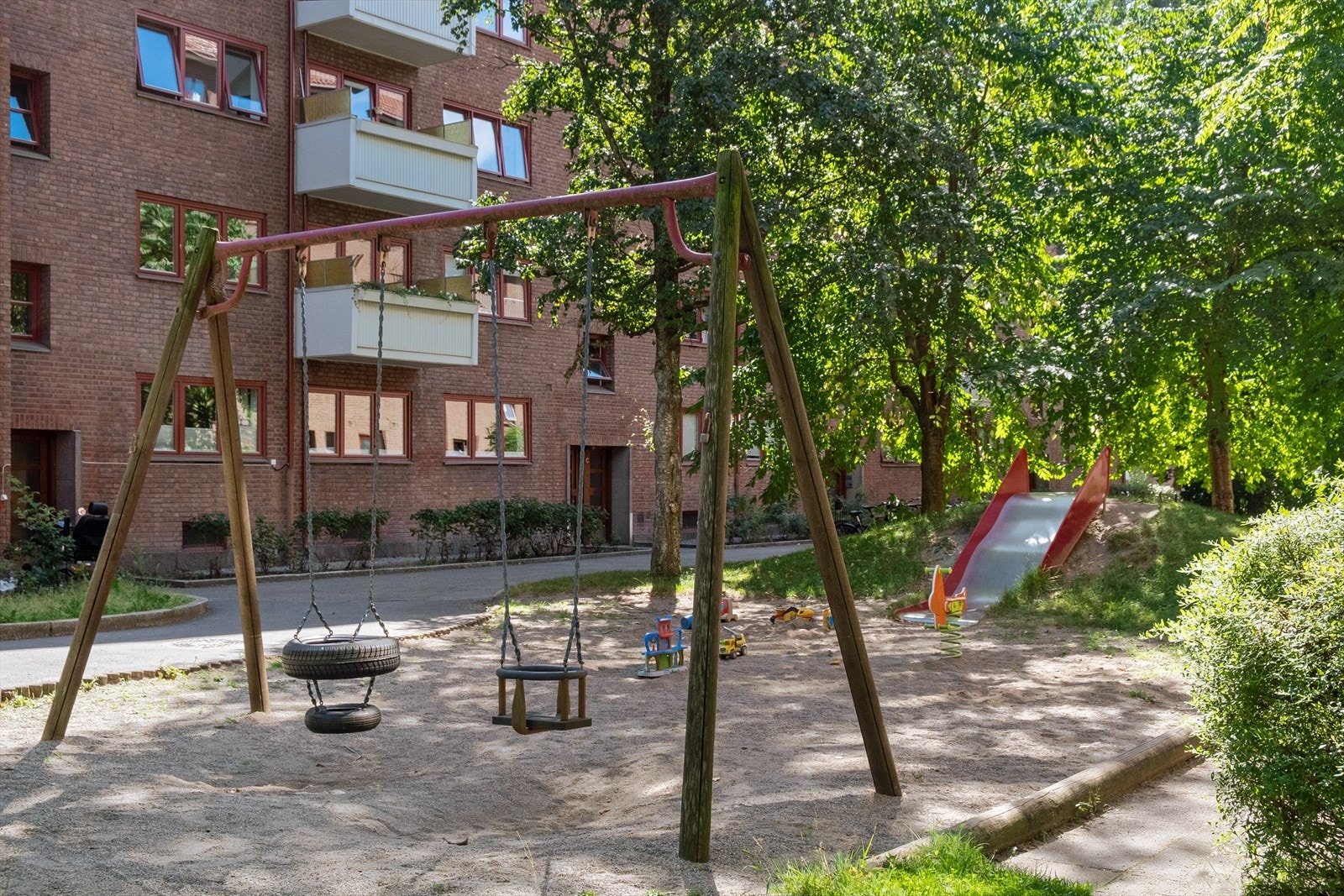 Borettslaget har fine opparbeidet fellesarealer med sittegrupper, lekeplasser og beplantning. Galleribilde